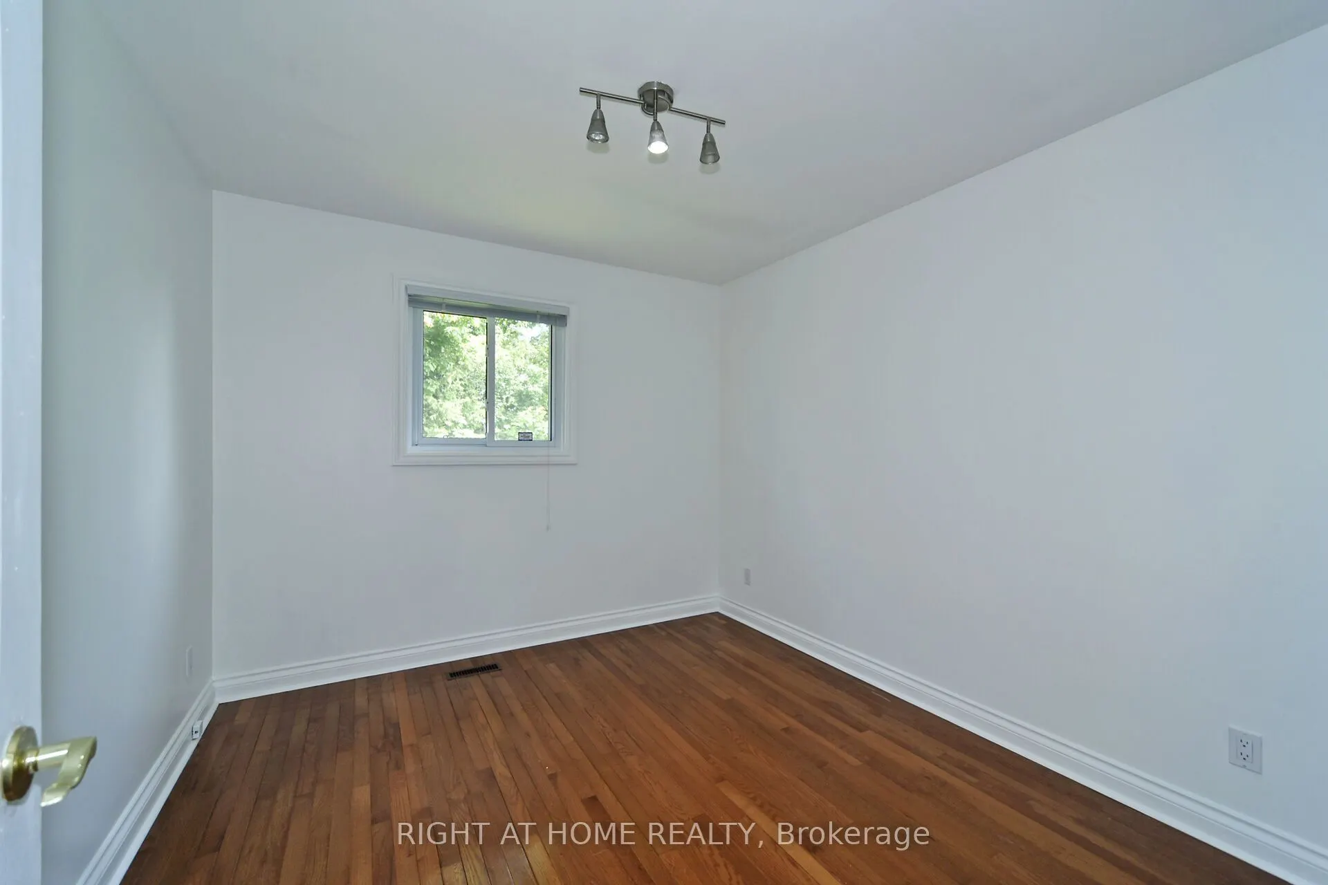 102 Romfield Circuit