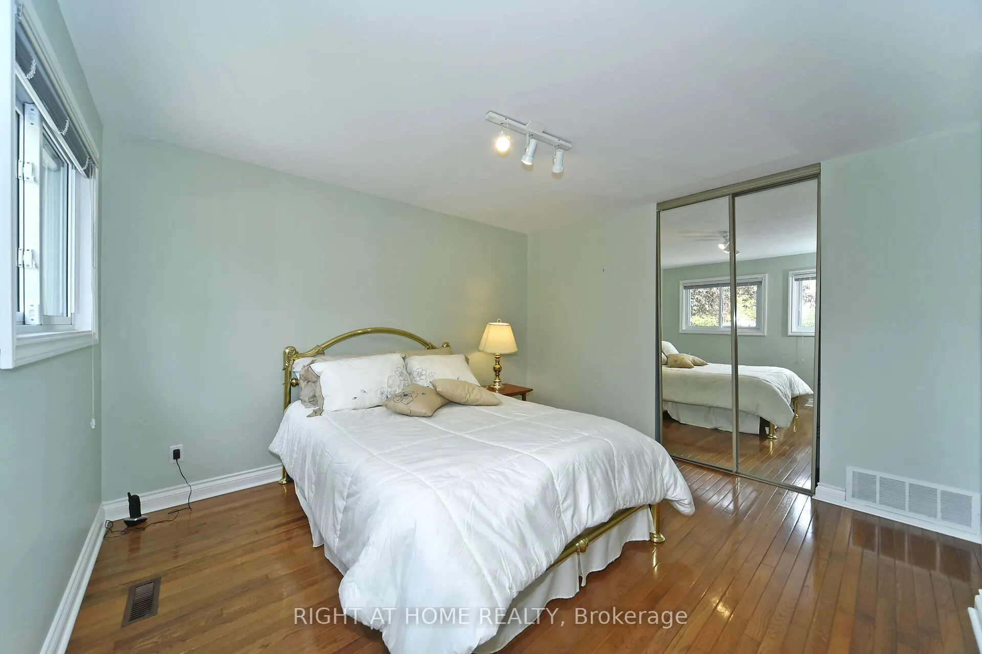102 Romfield Circuit