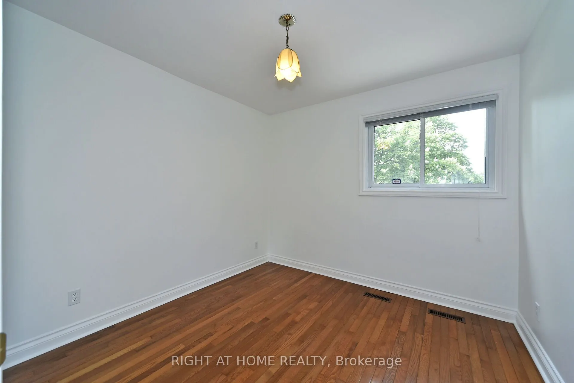 102 Romfield Circuit
