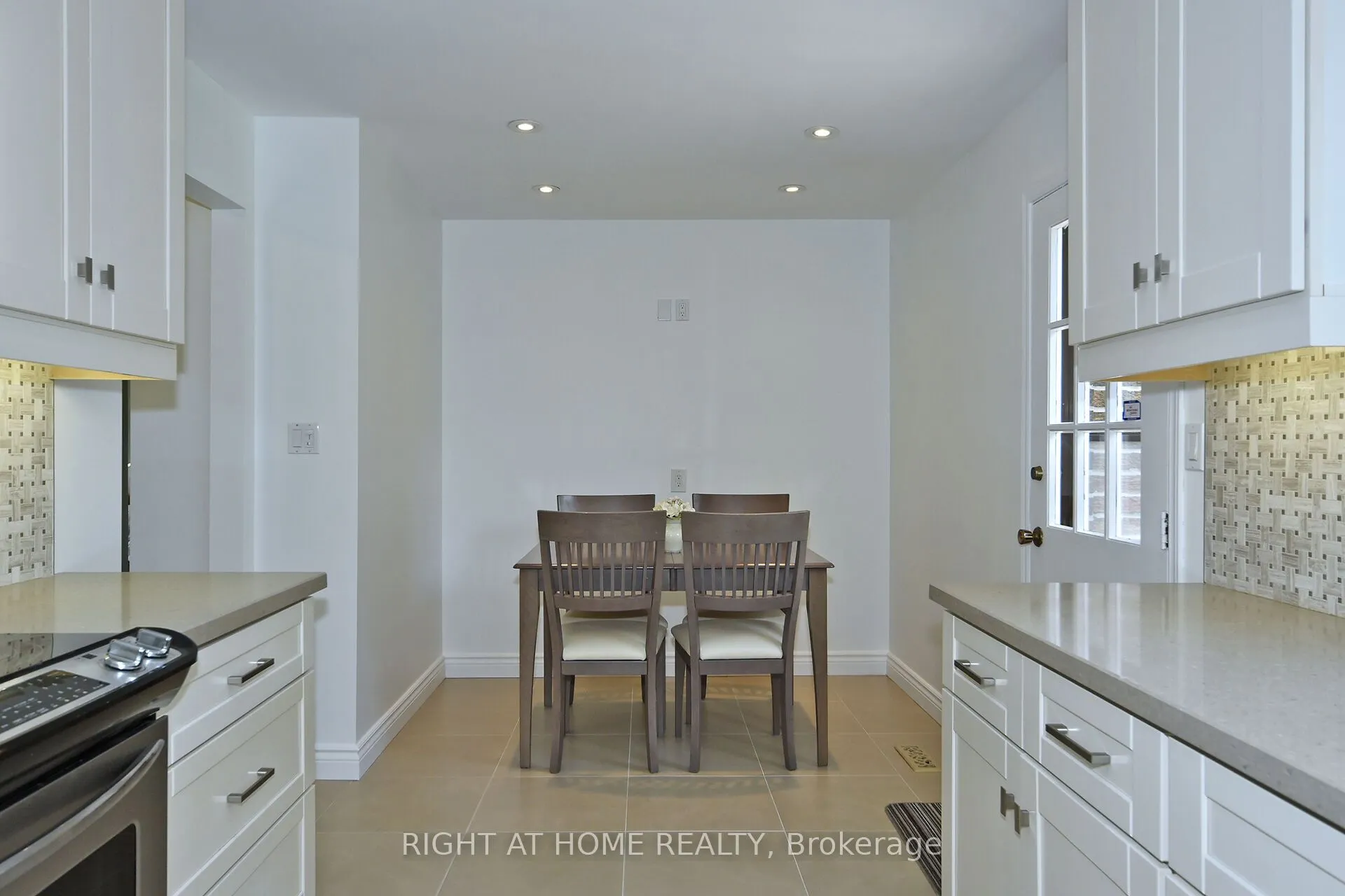 102 Romfield Circuit