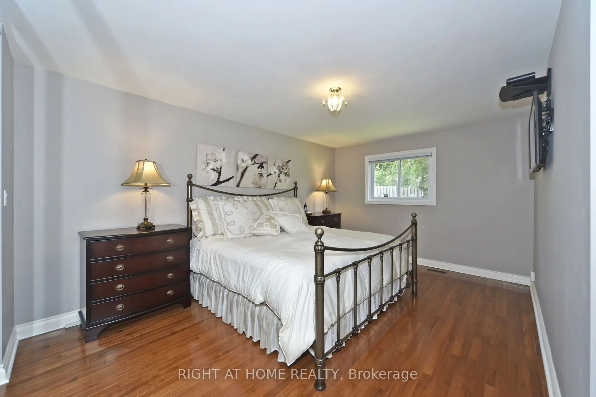 102 Romfield Circuit