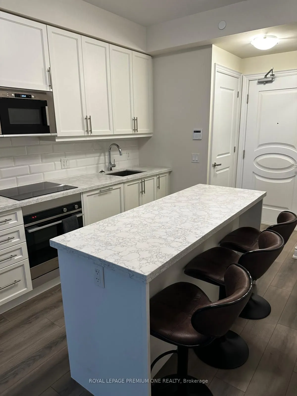 9085 Jane Street, #402