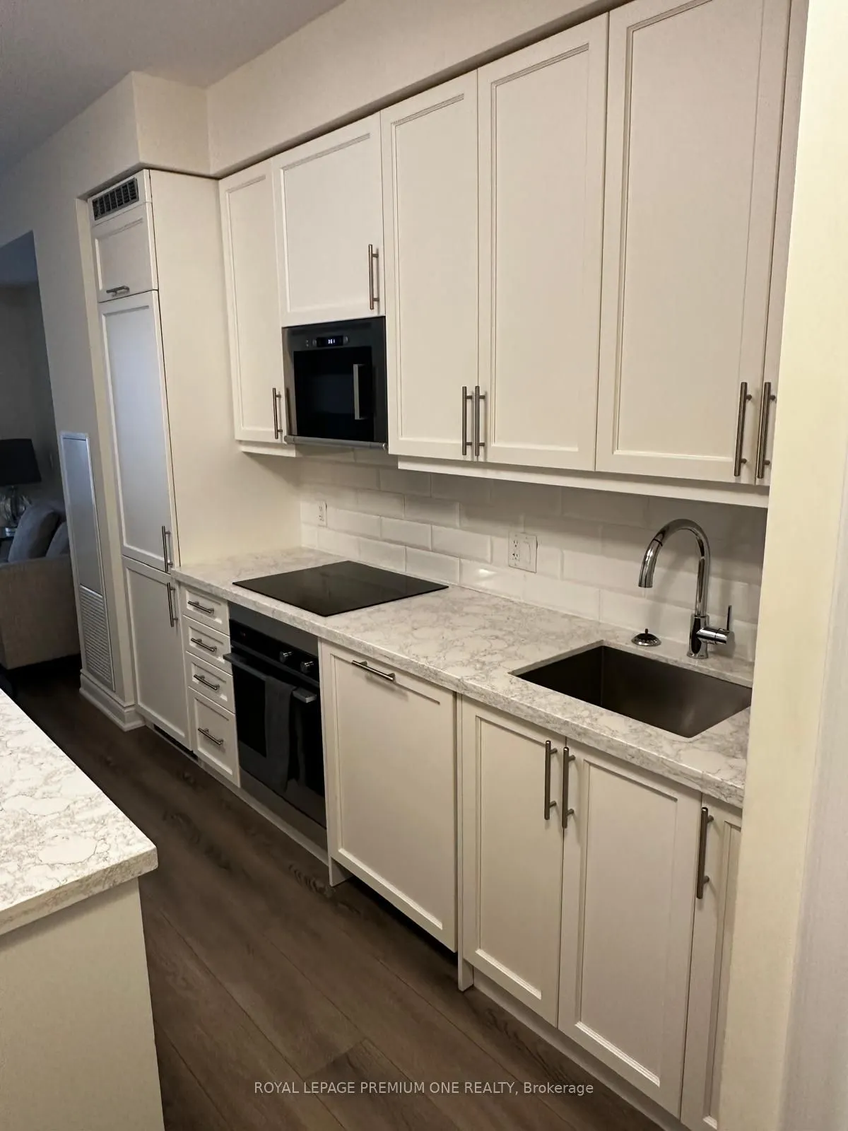 9085 Jane Street, #402