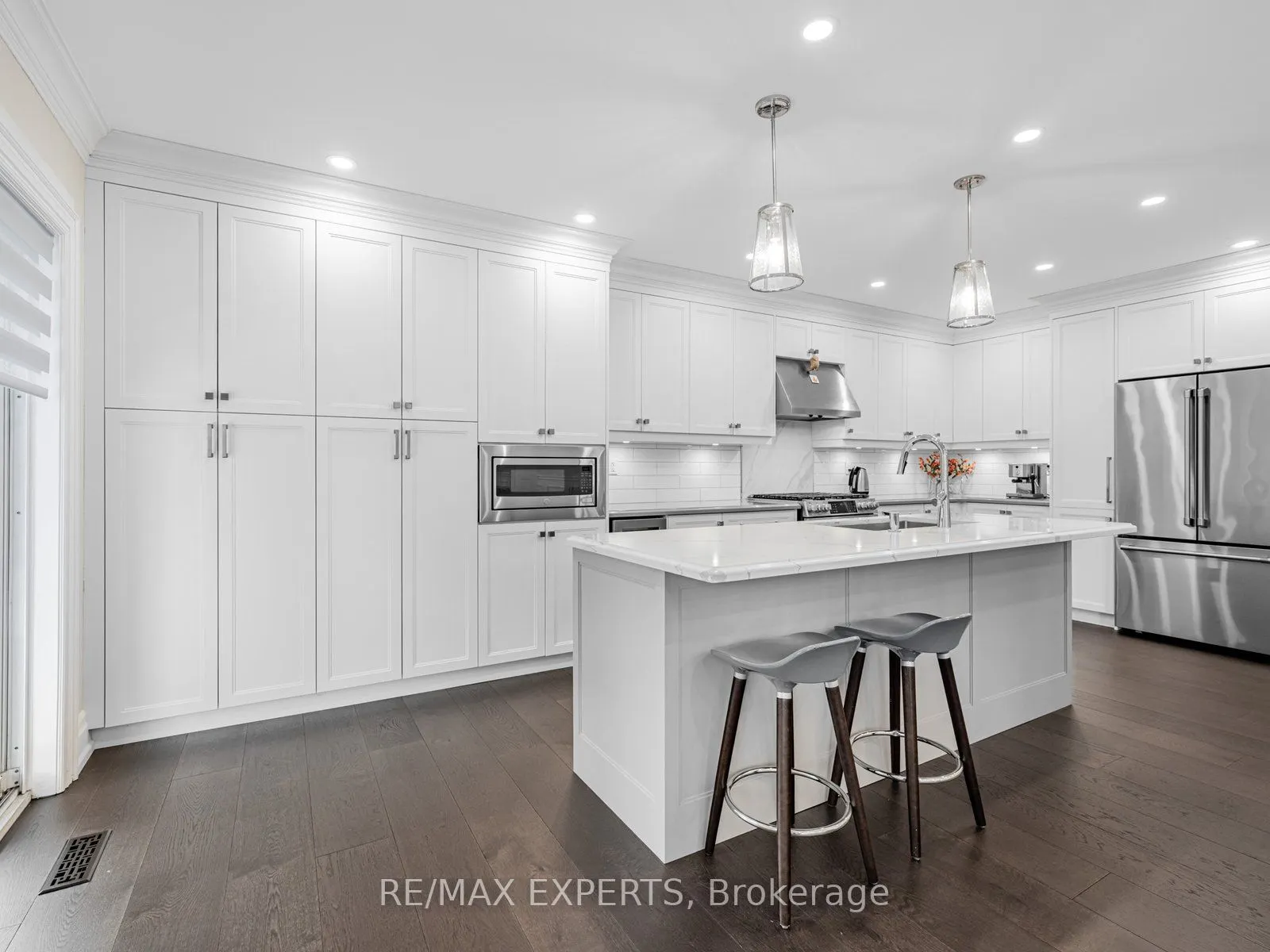 6 Lookout Point Court