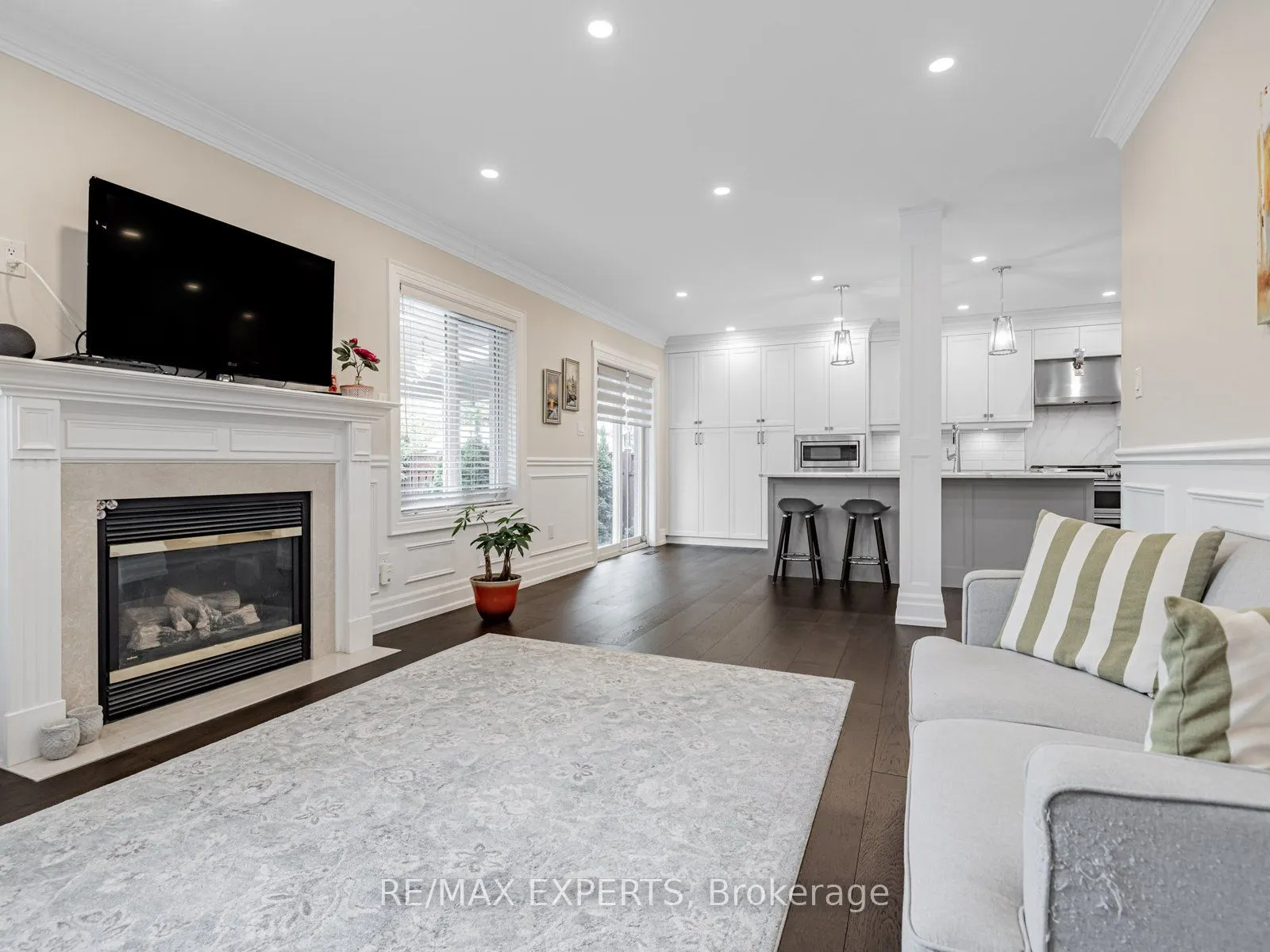 6 Lookout Point Court