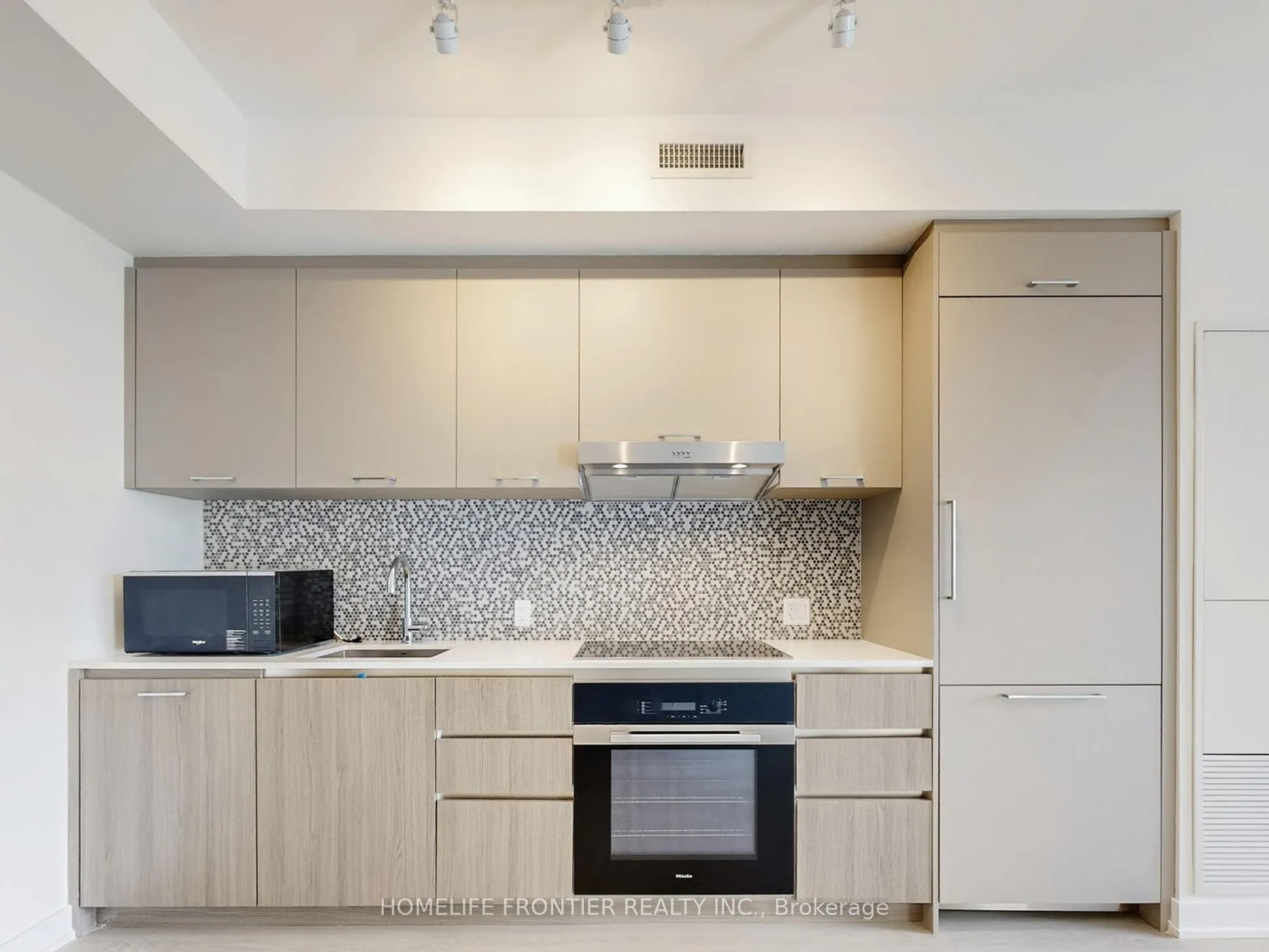 8188 Yonge Street, #802