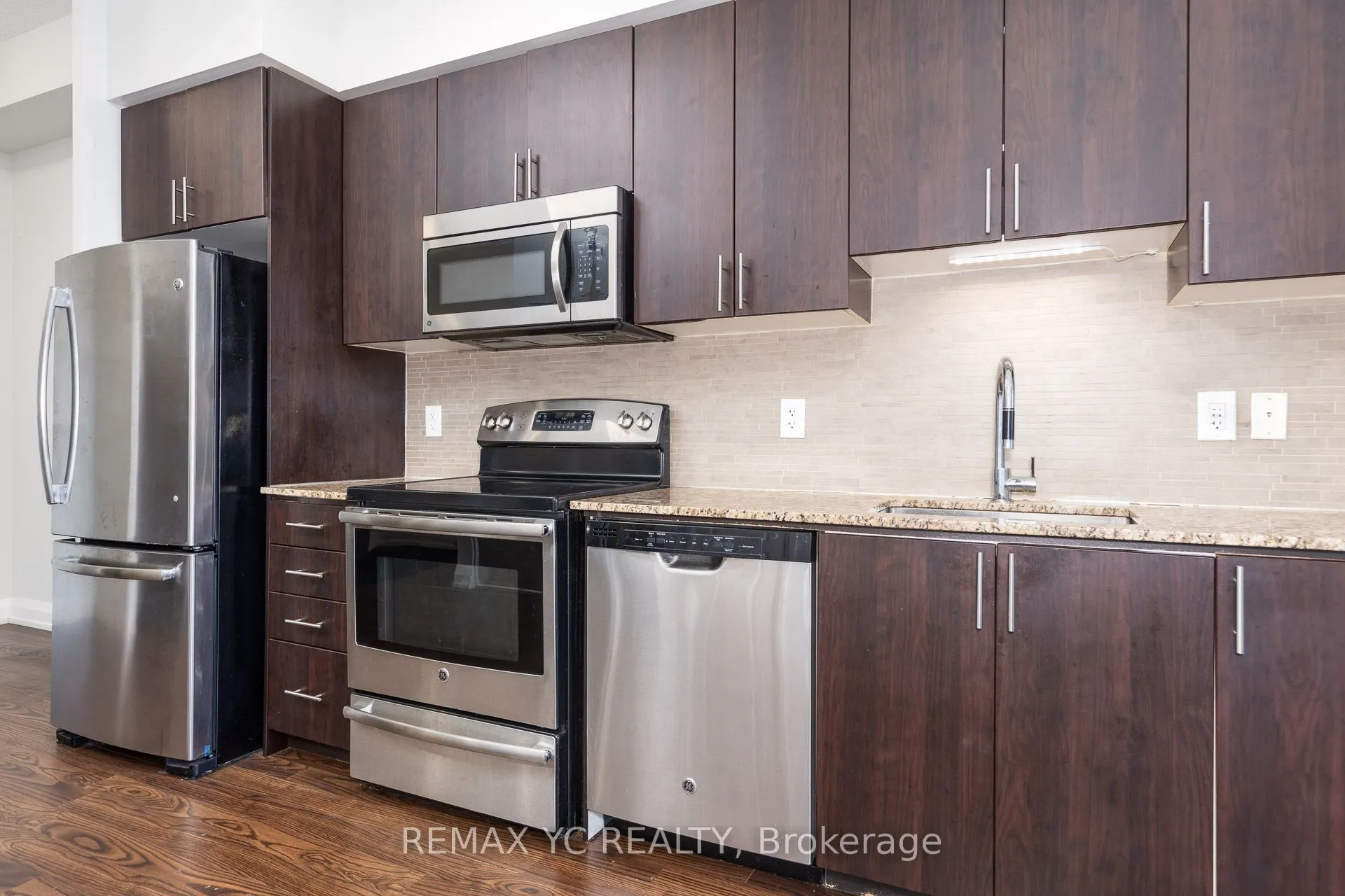 7161 Yonge Street, #927
