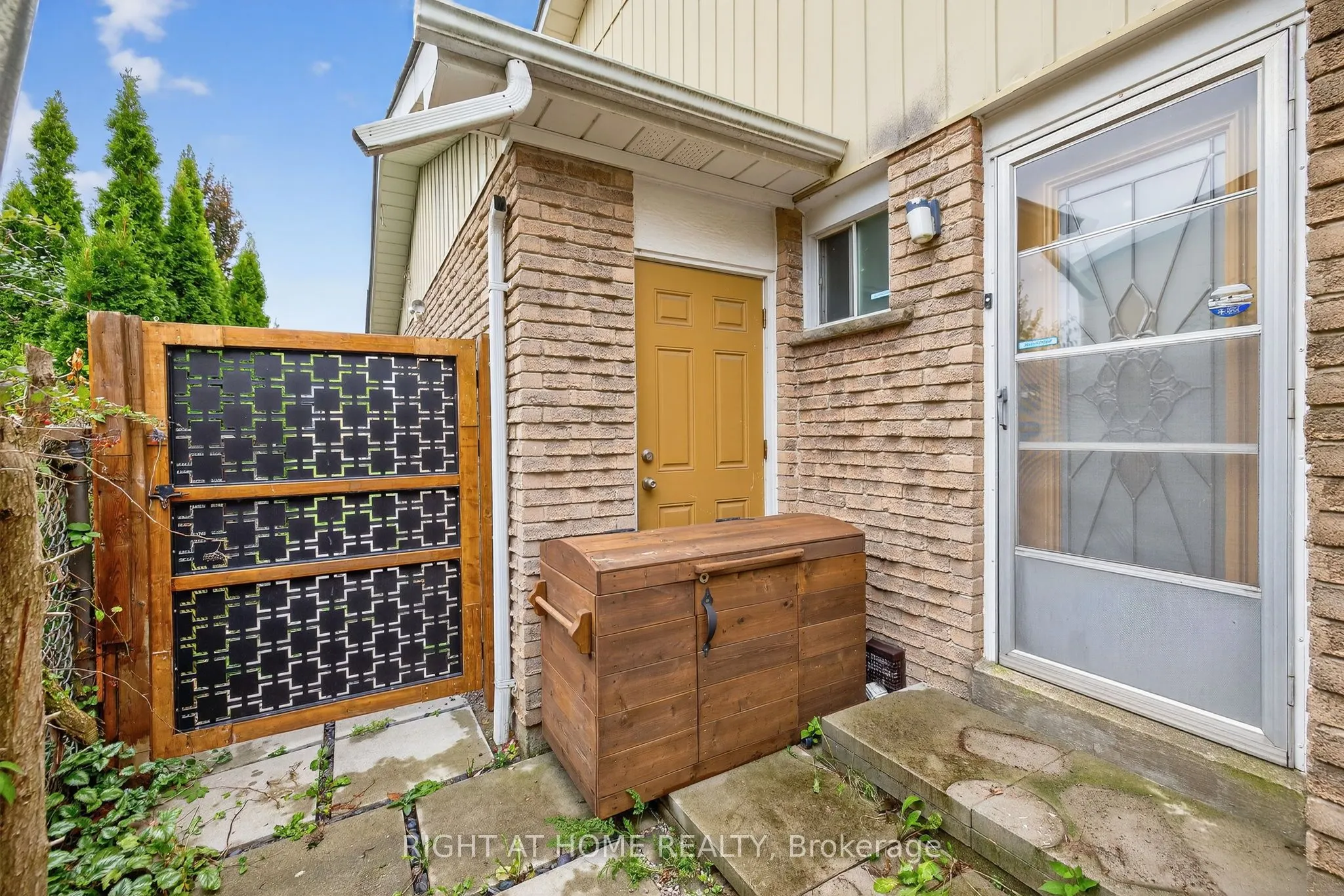 16 Mayvern Crescent