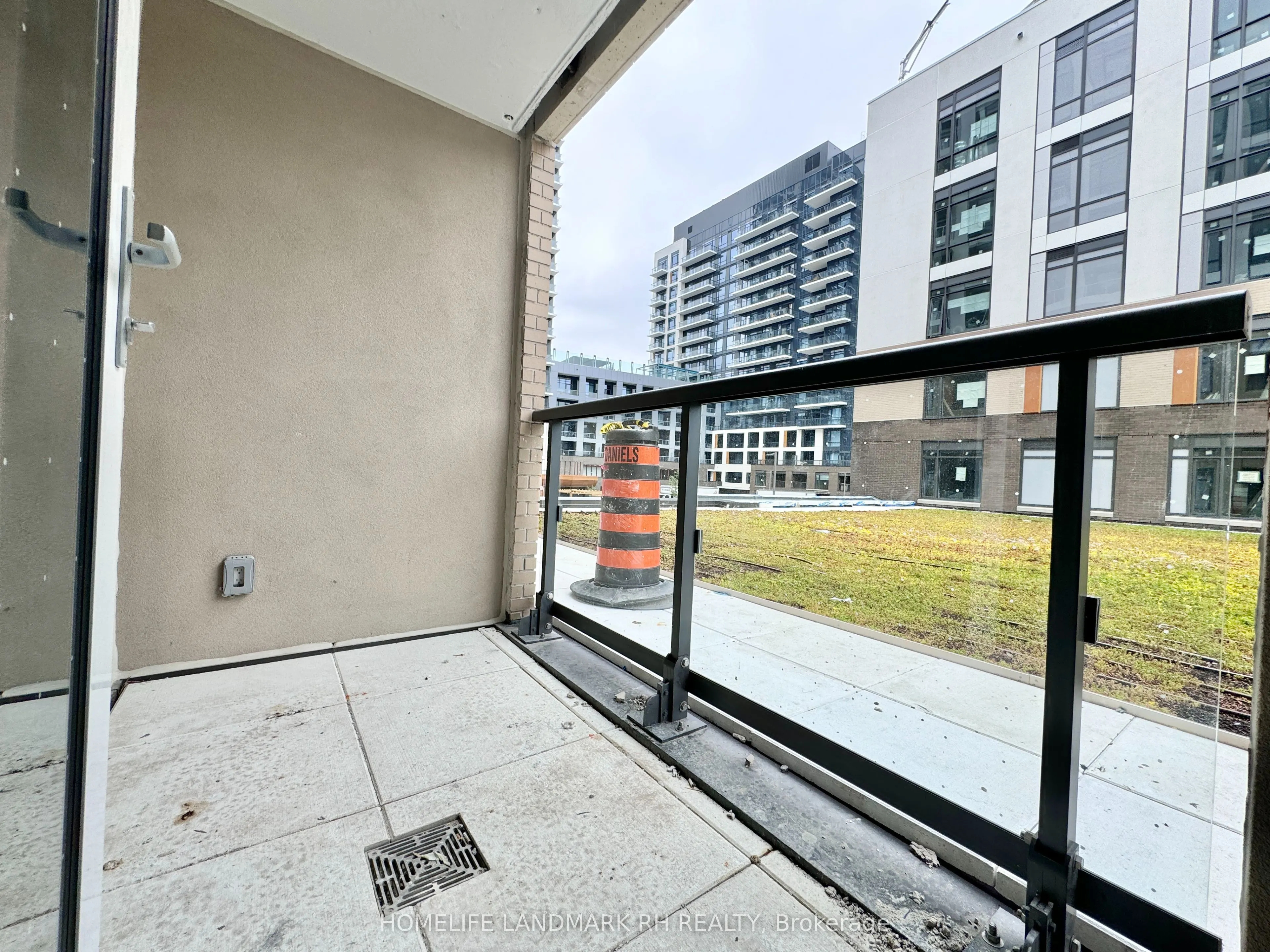 8 Beverley Glen Boulevard, #212C