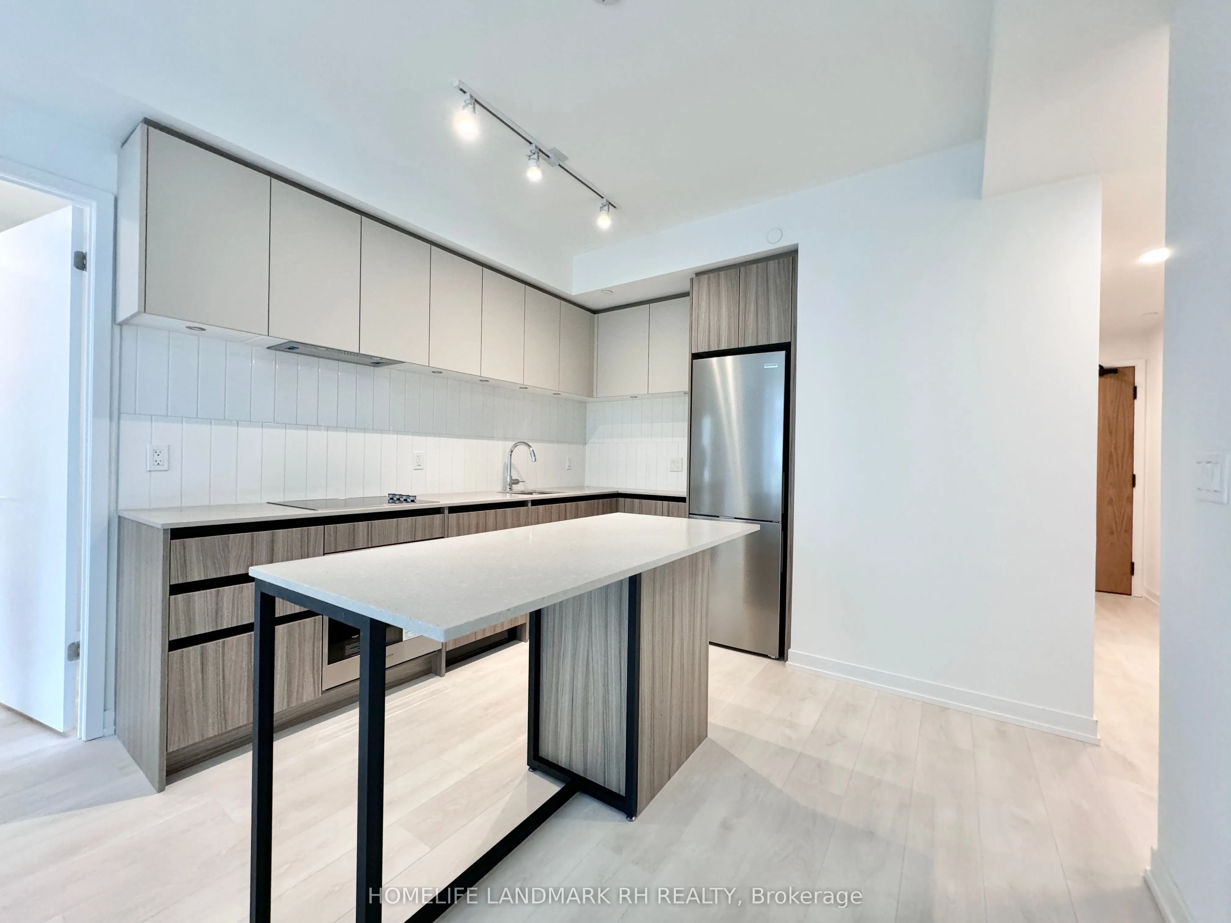8 Beverley Glen Boulevard, #212C