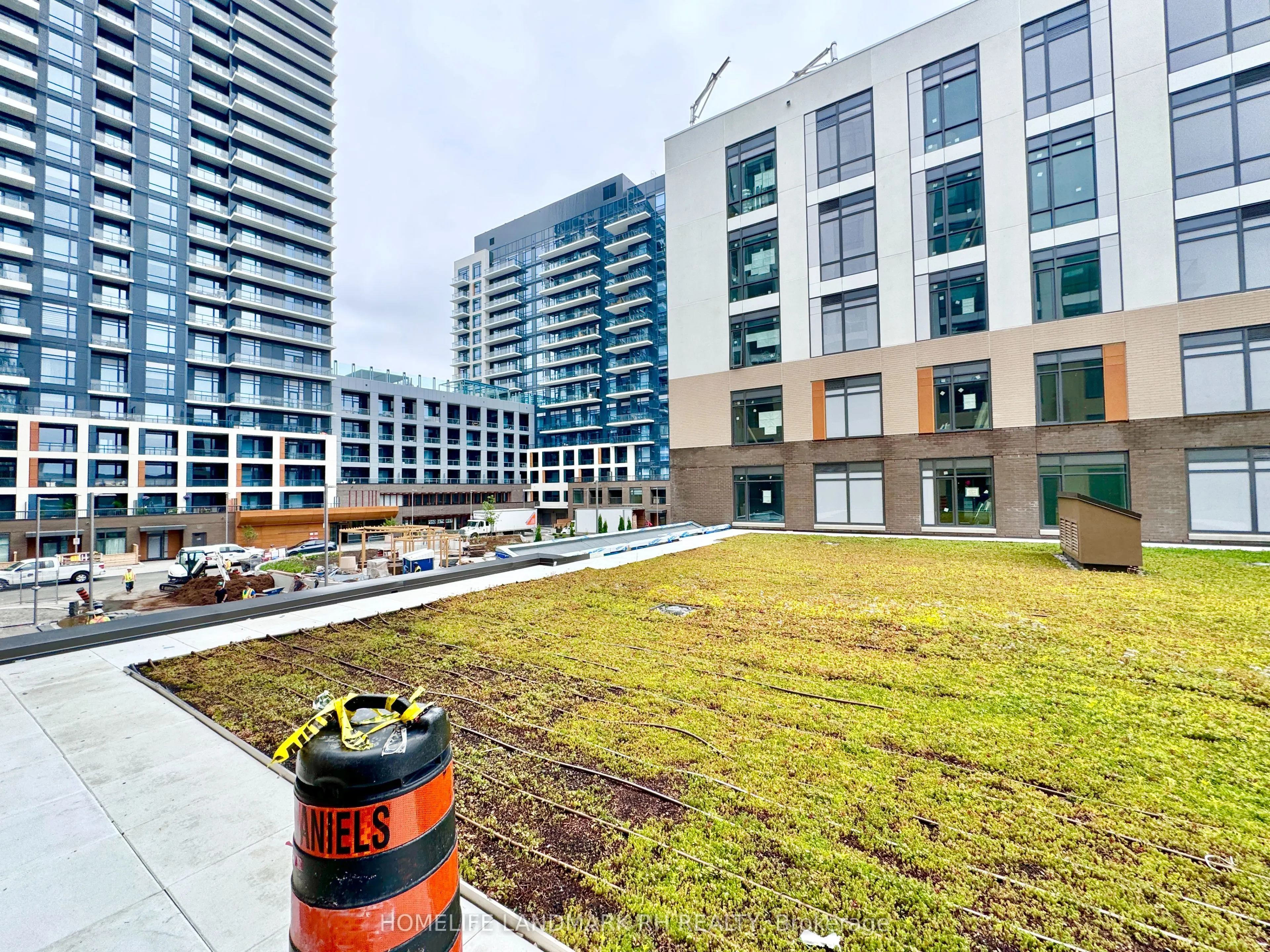 8 Beverley Glen Boulevard, #212C