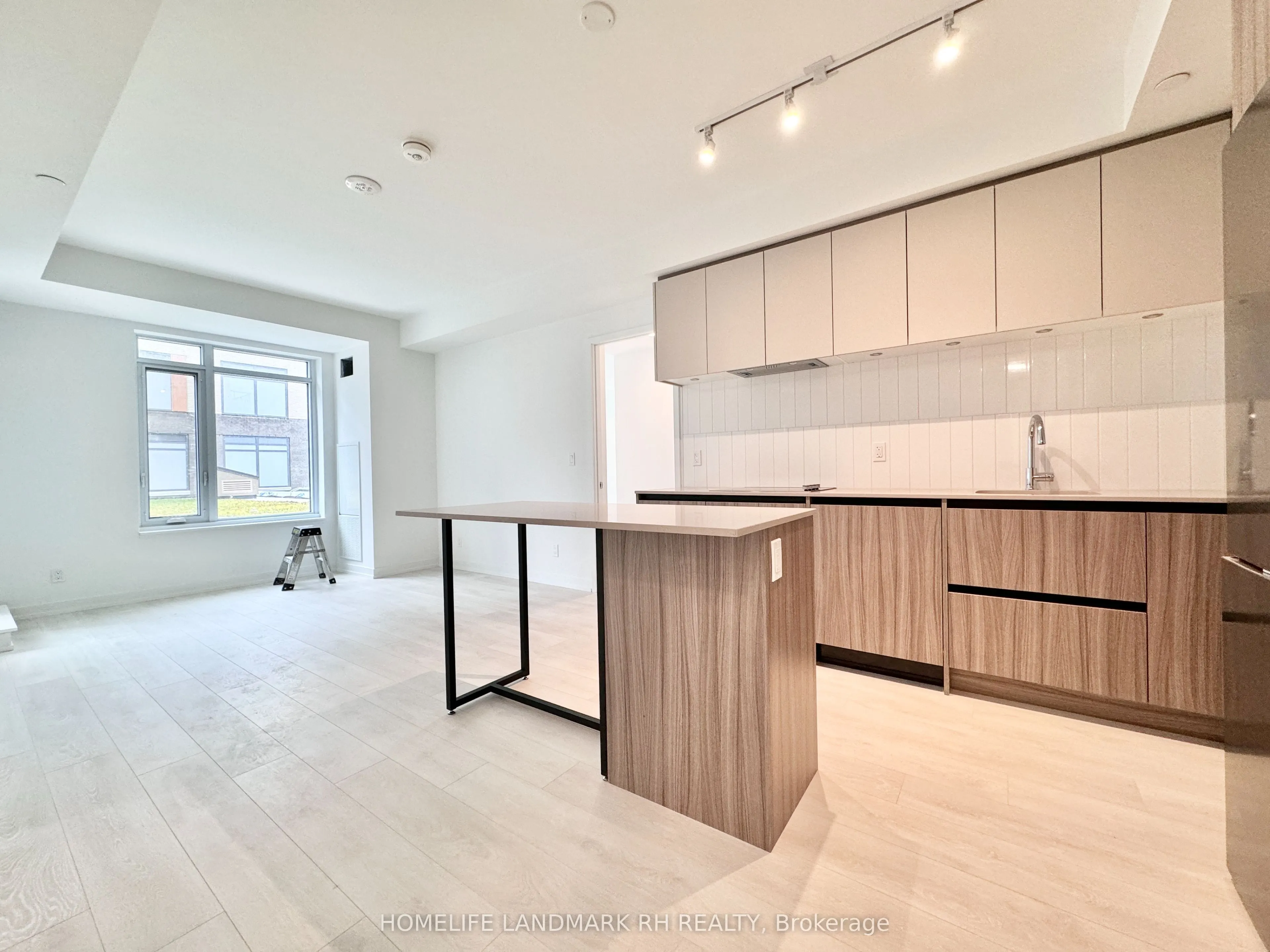 8 Beverley Glen Boulevard, #212C