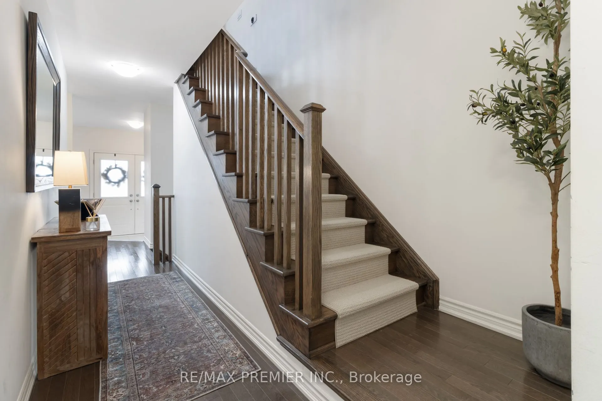 28 Holyrood Crescent