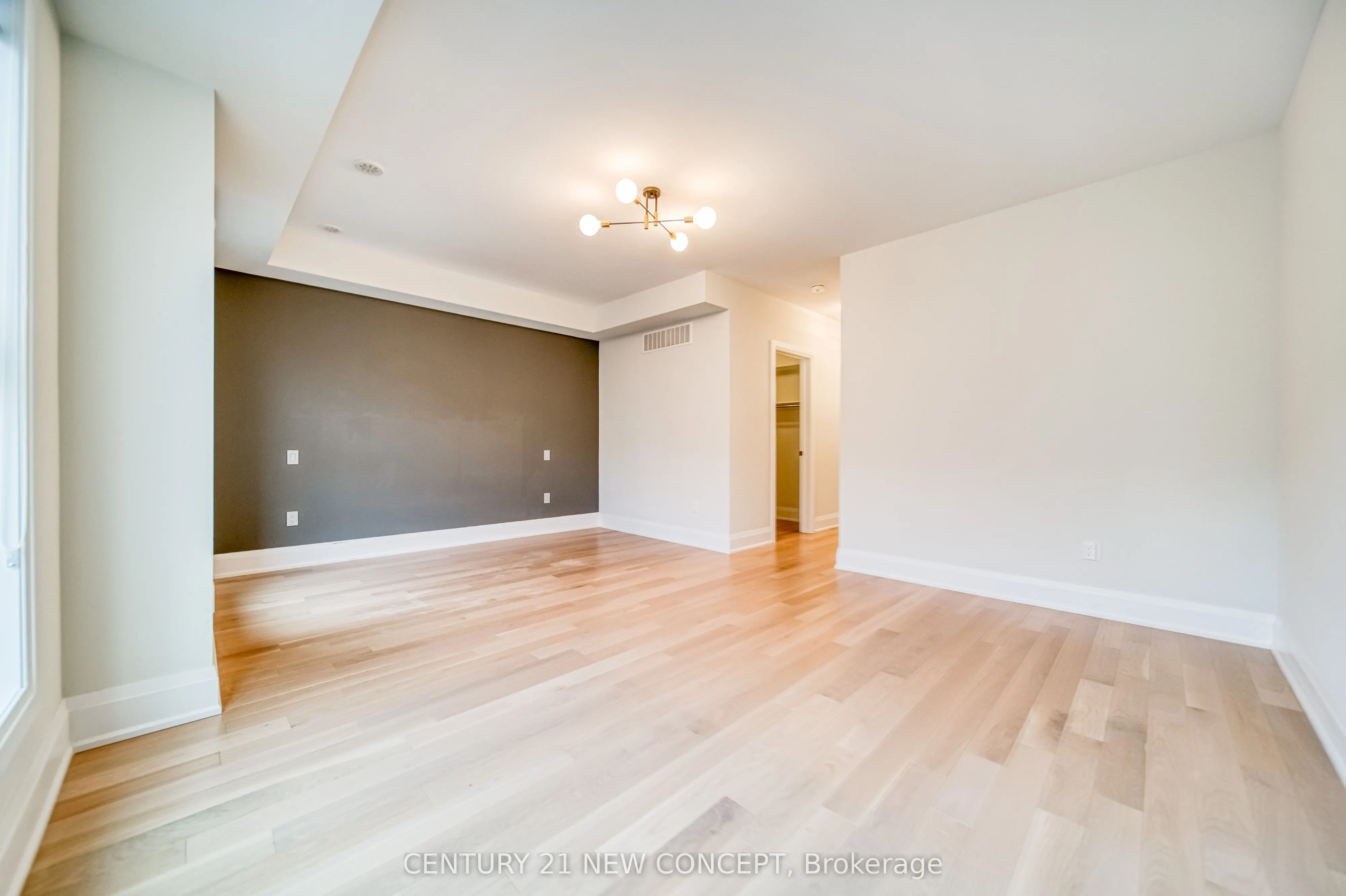895 Clark Avenue W