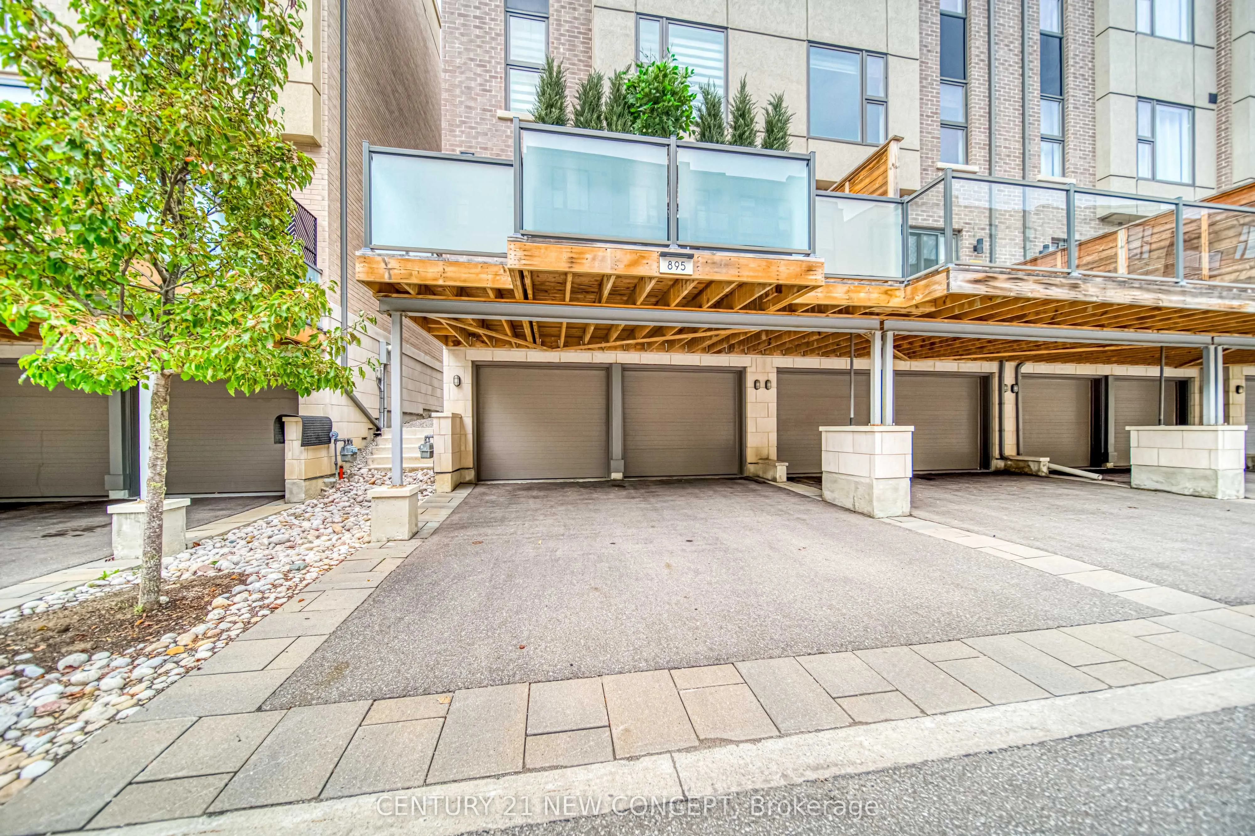 895 Clark Avenue W