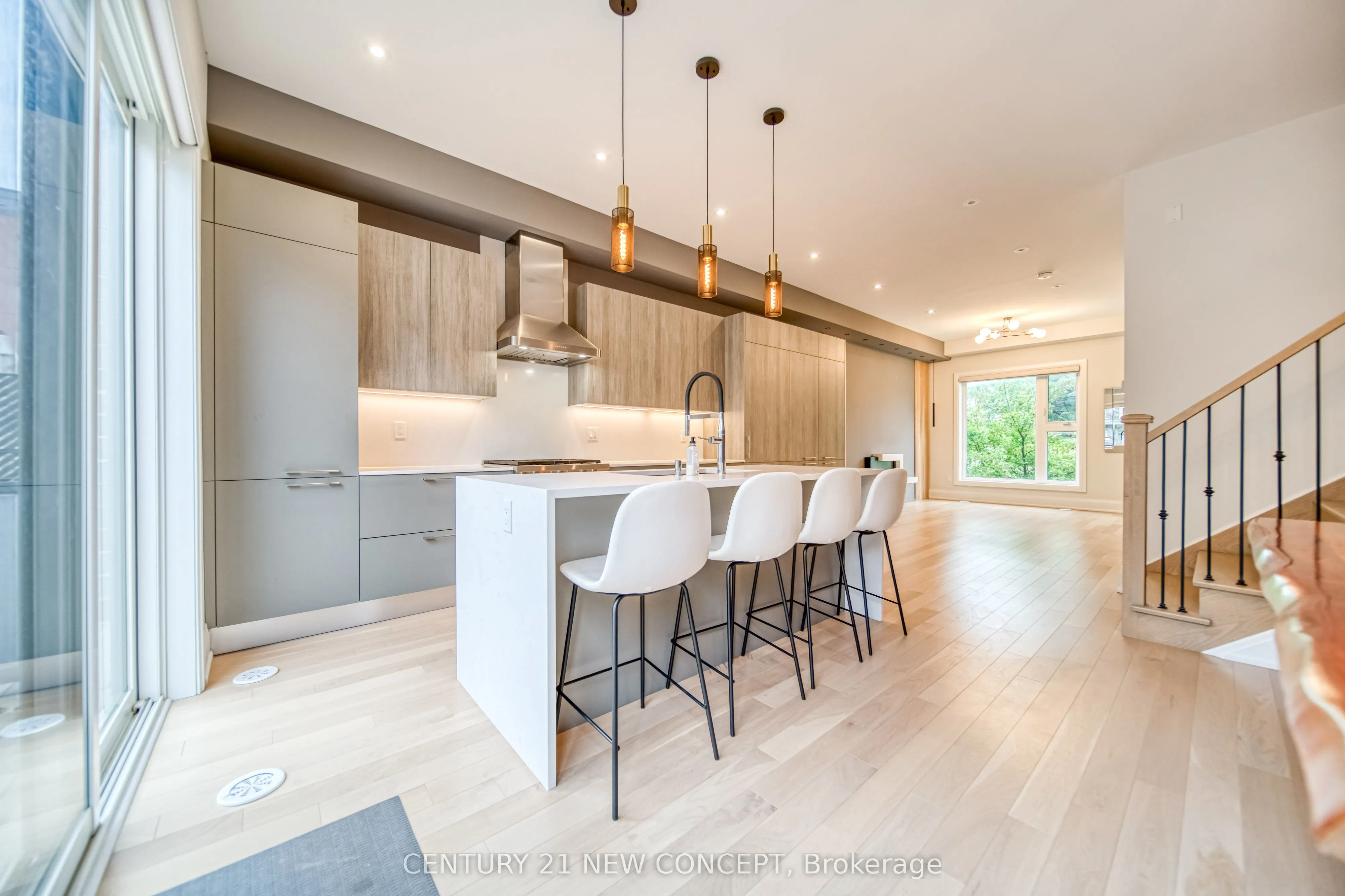 895 Clark Avenue W