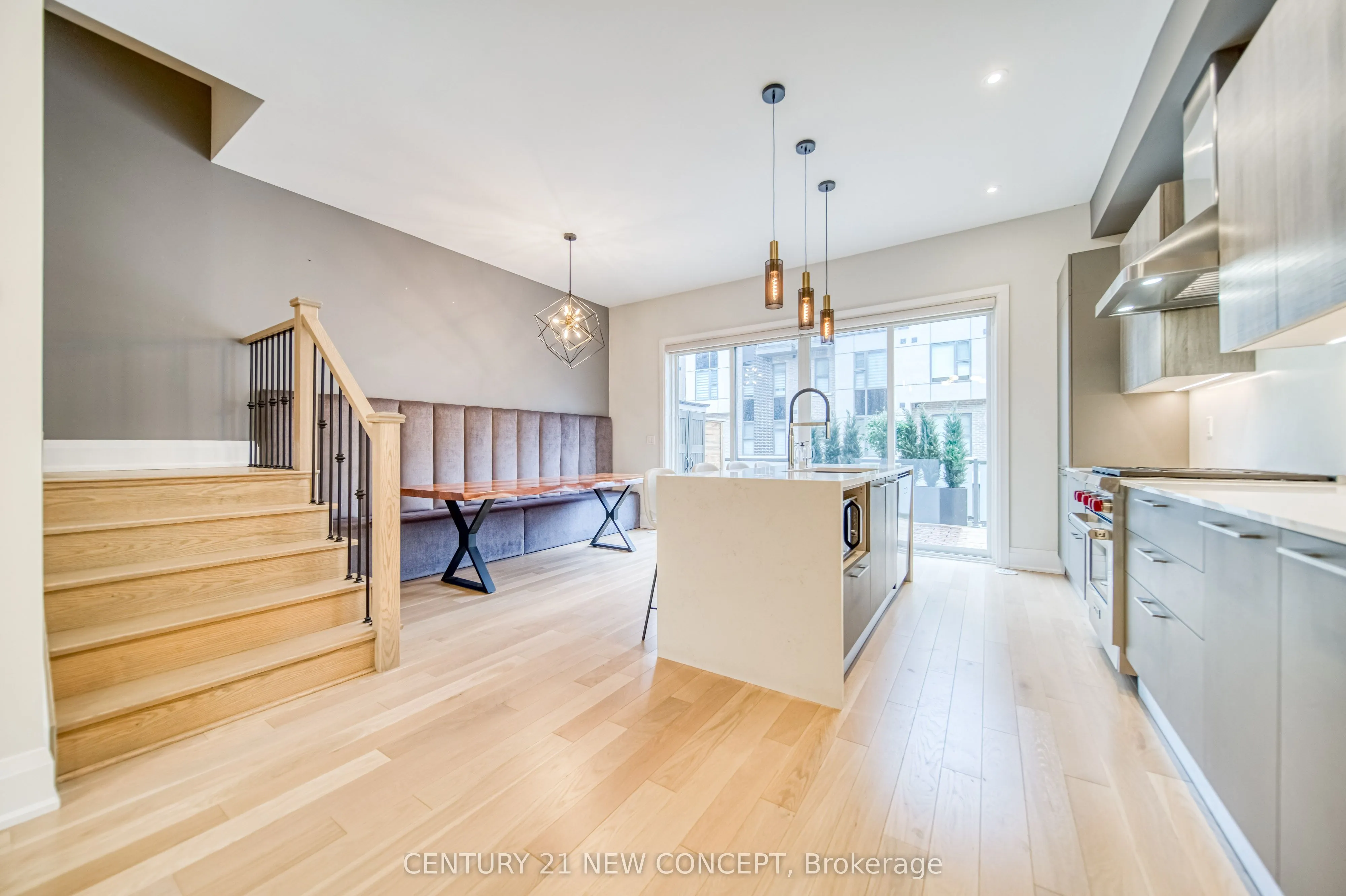895 Clark Avenue W