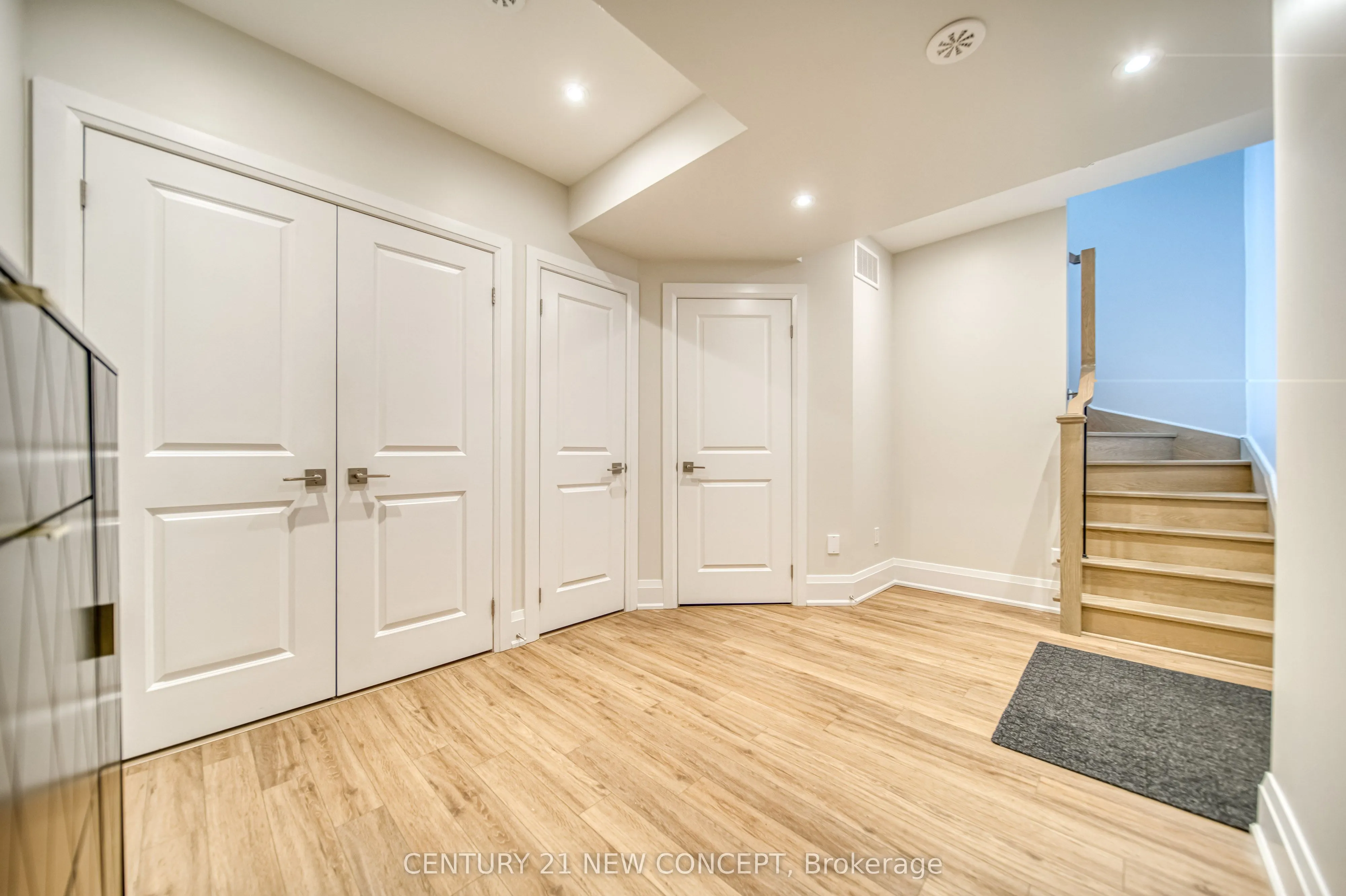 895 Clark Avenue W
