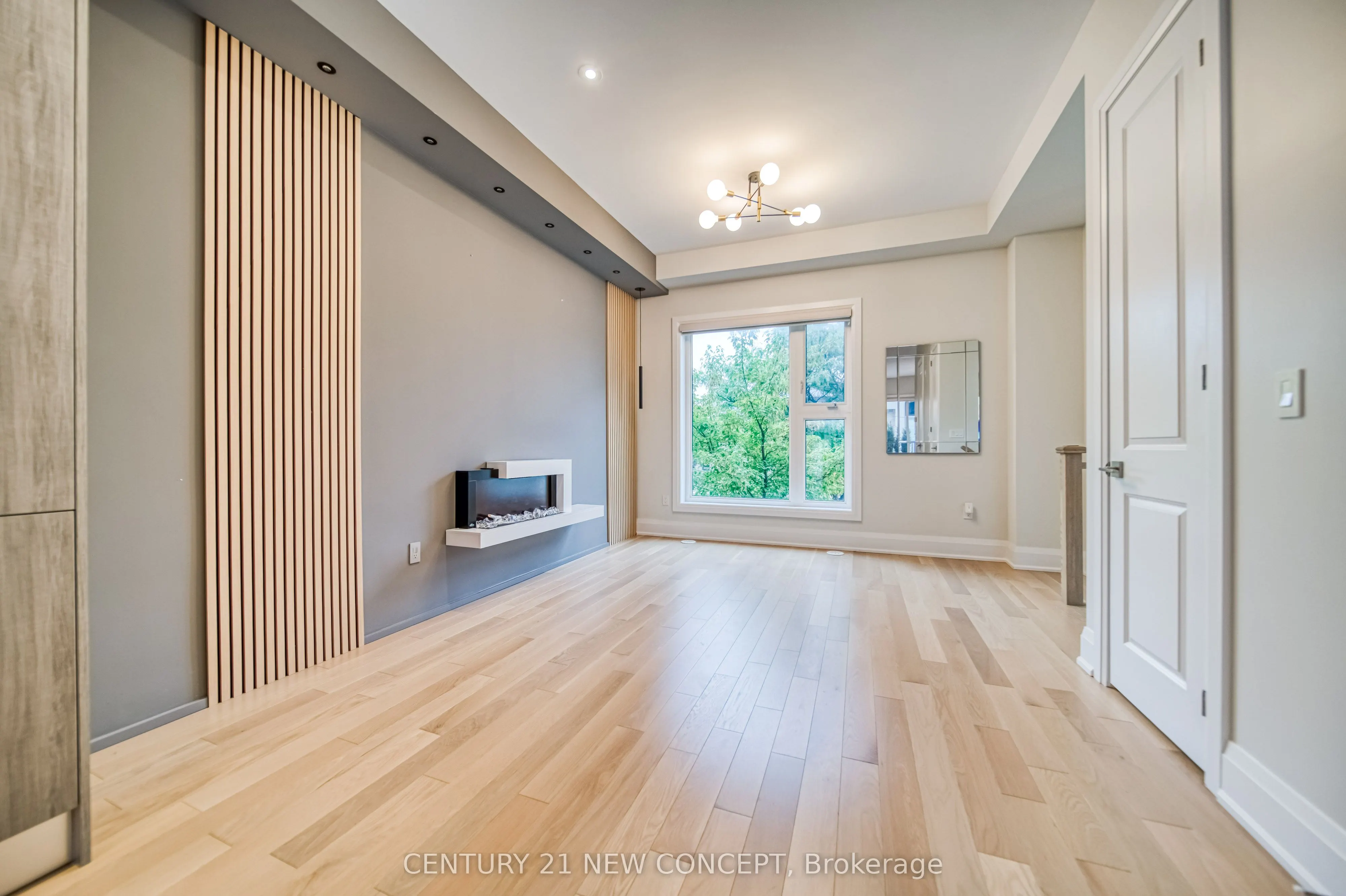 895 Clark Avenue W