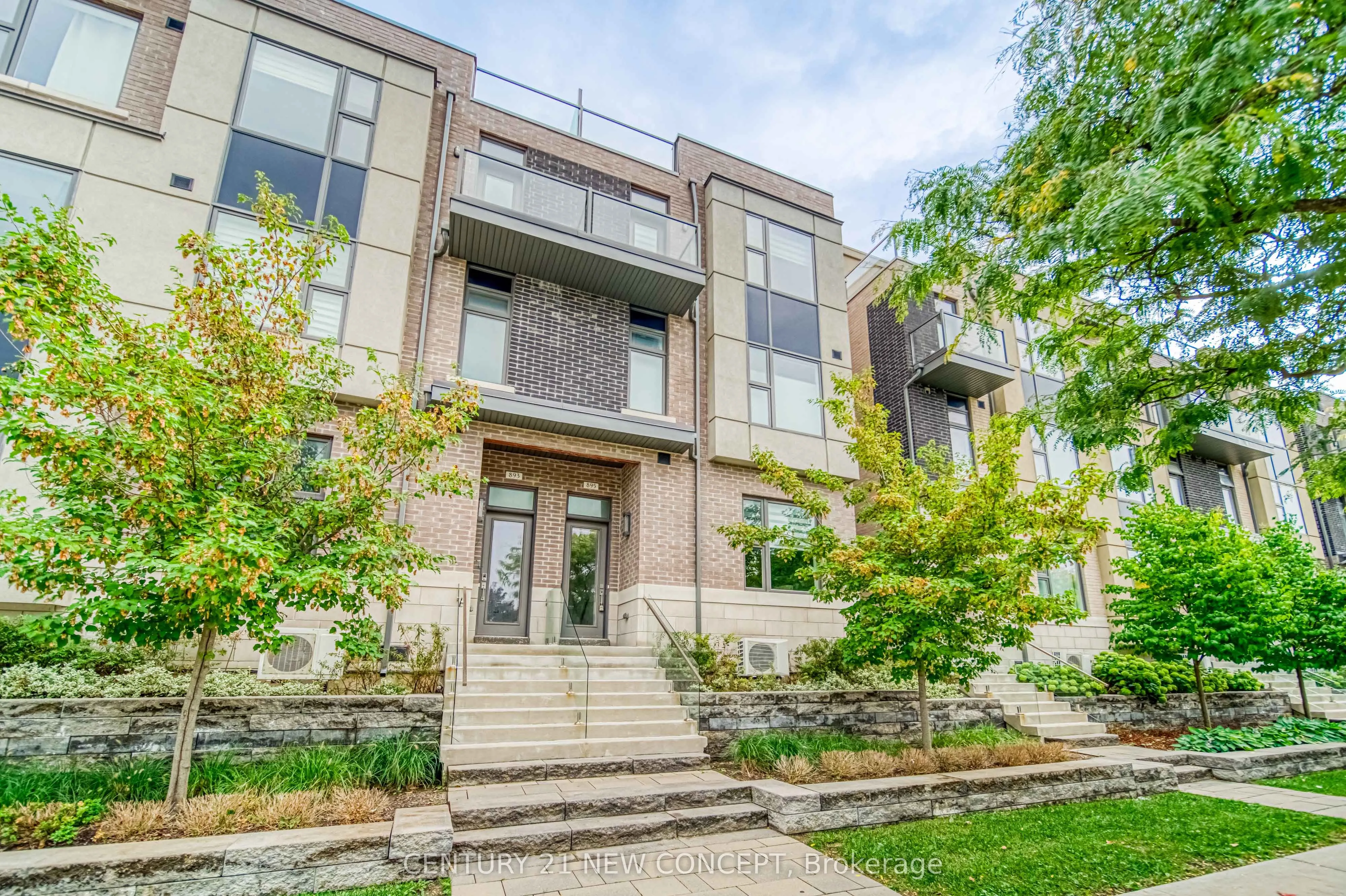 895 Clark Avenue W