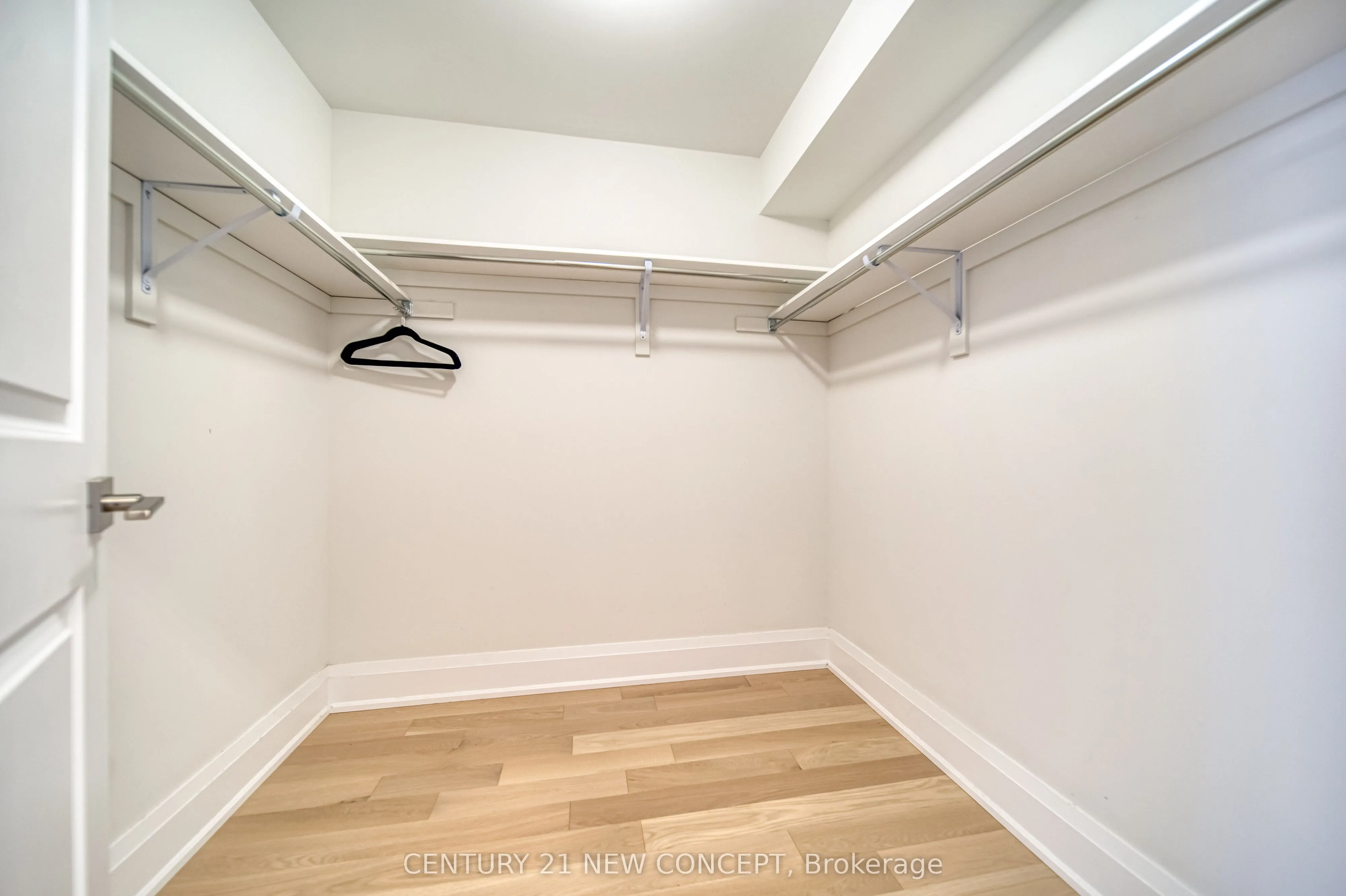 895 Clark Avenue W