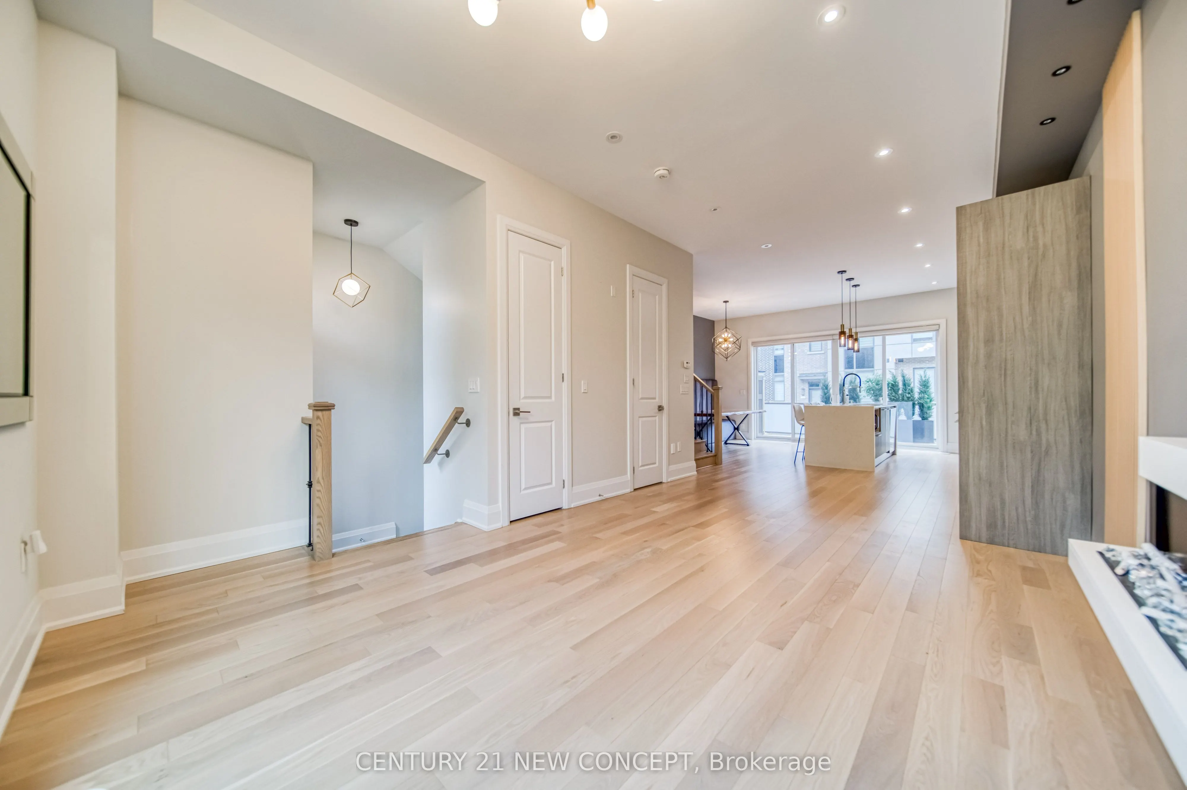 895 Clark Avenue W