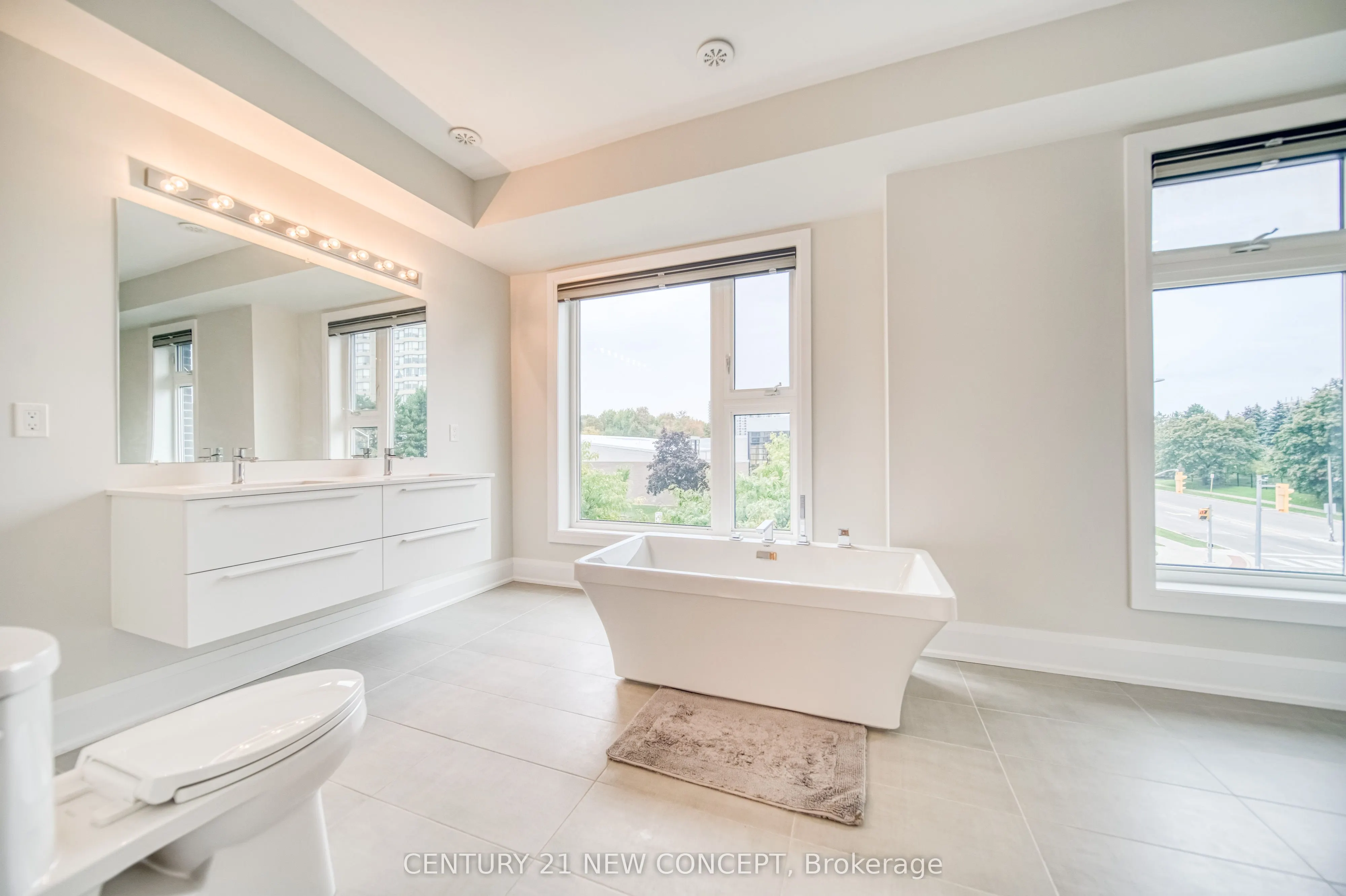 895 Clark Avenue W