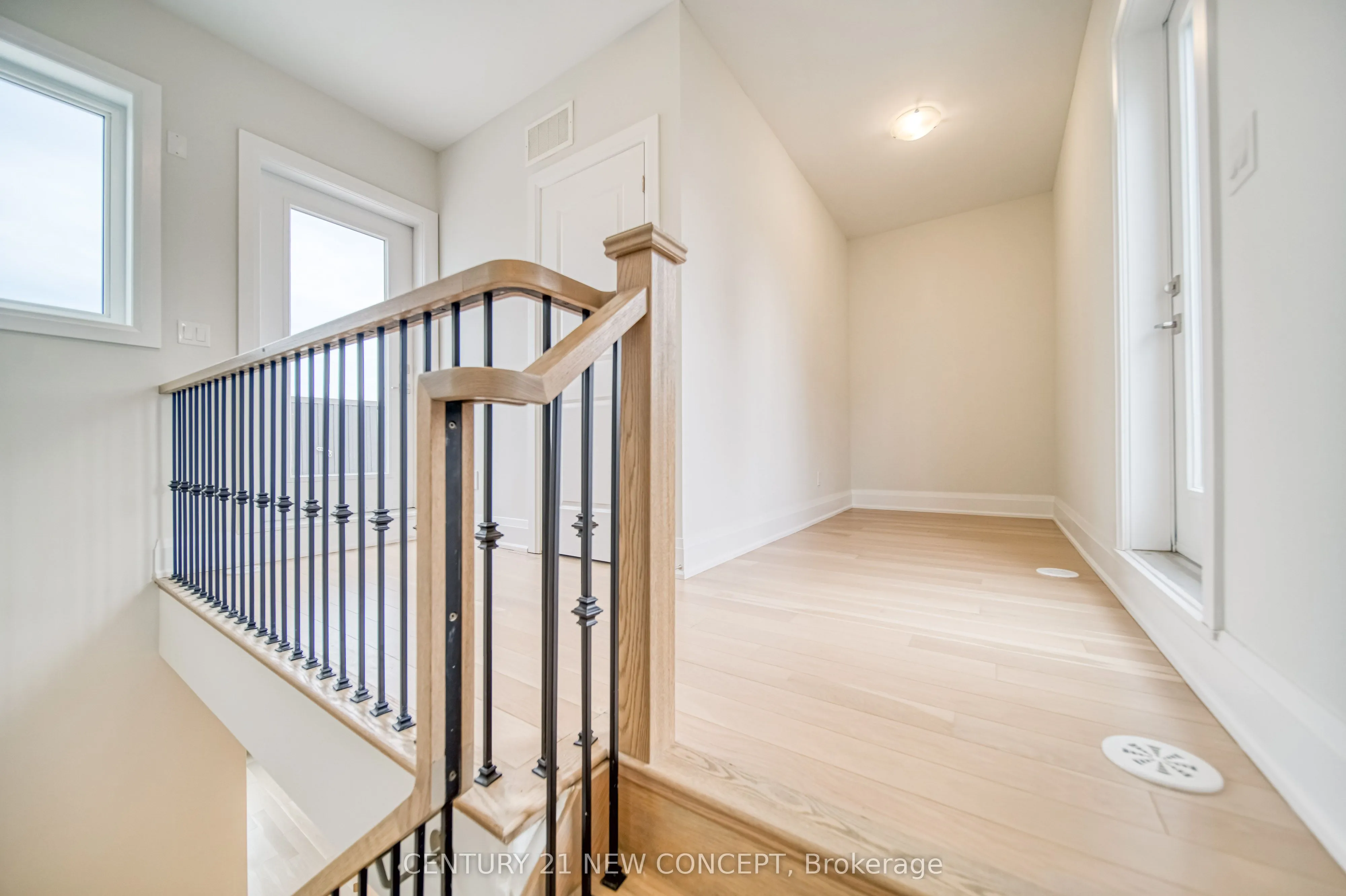 895 Clark Avenue W