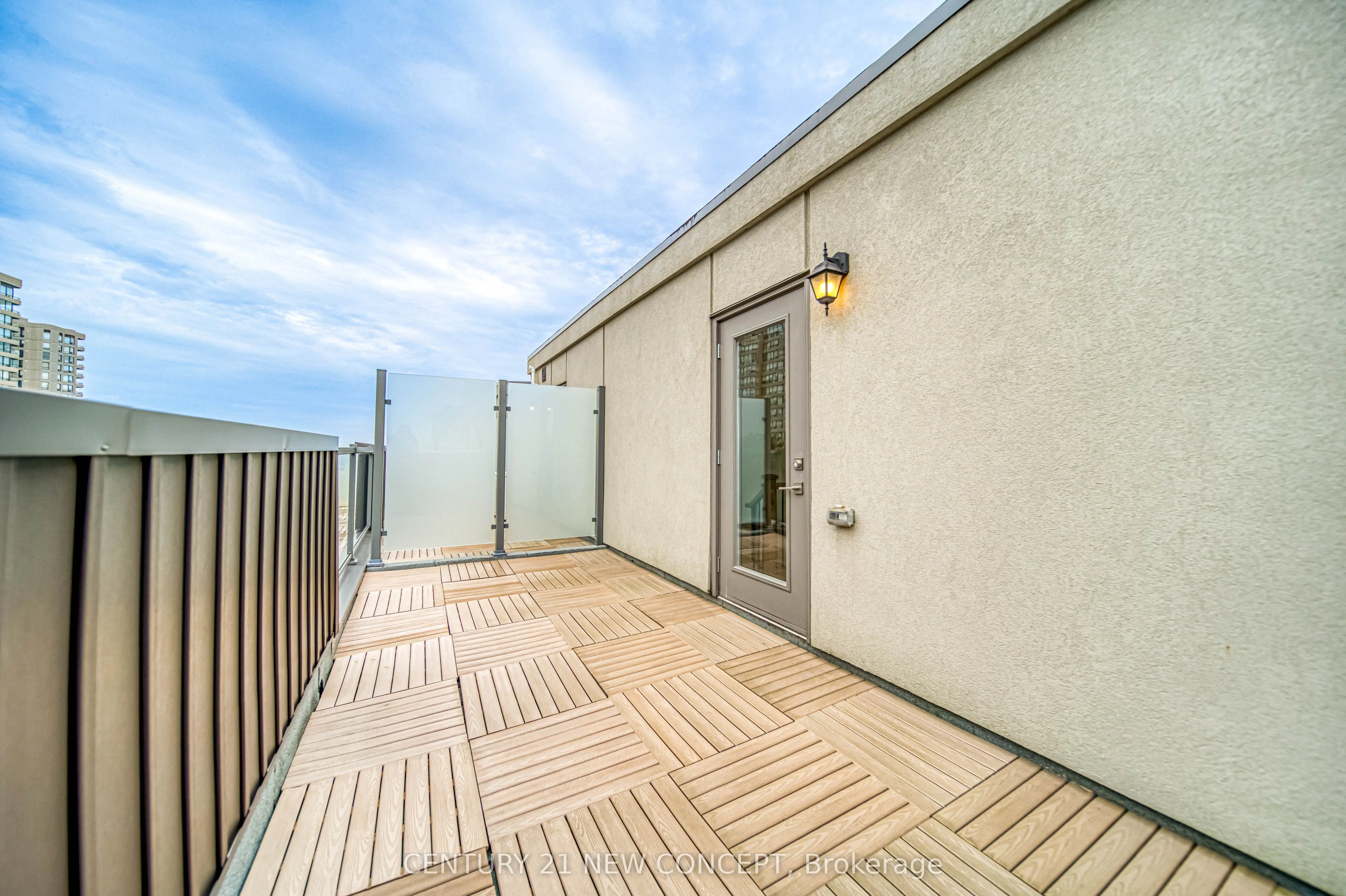 895 Clark Avenue W