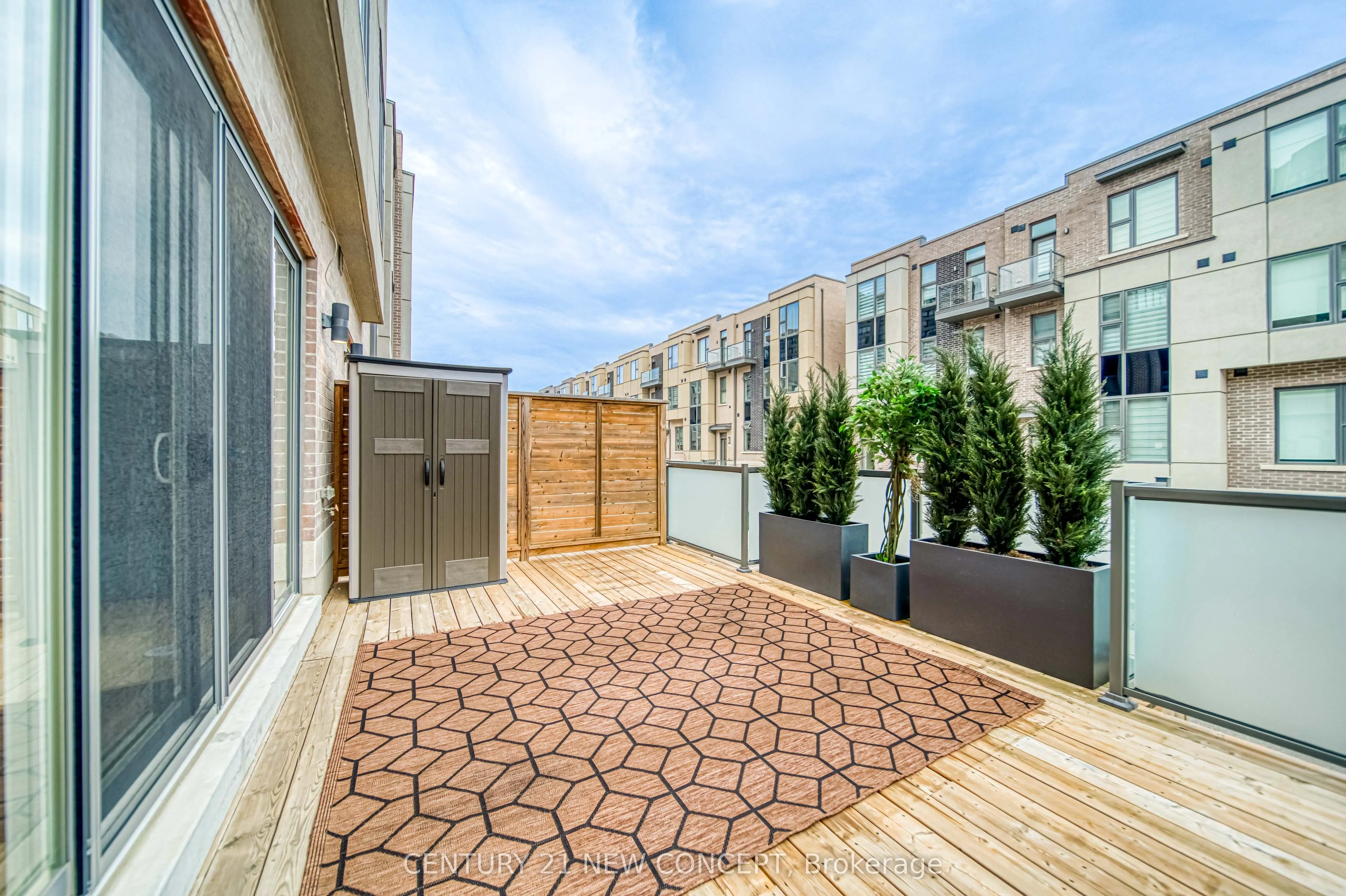895 Clark Avenue W