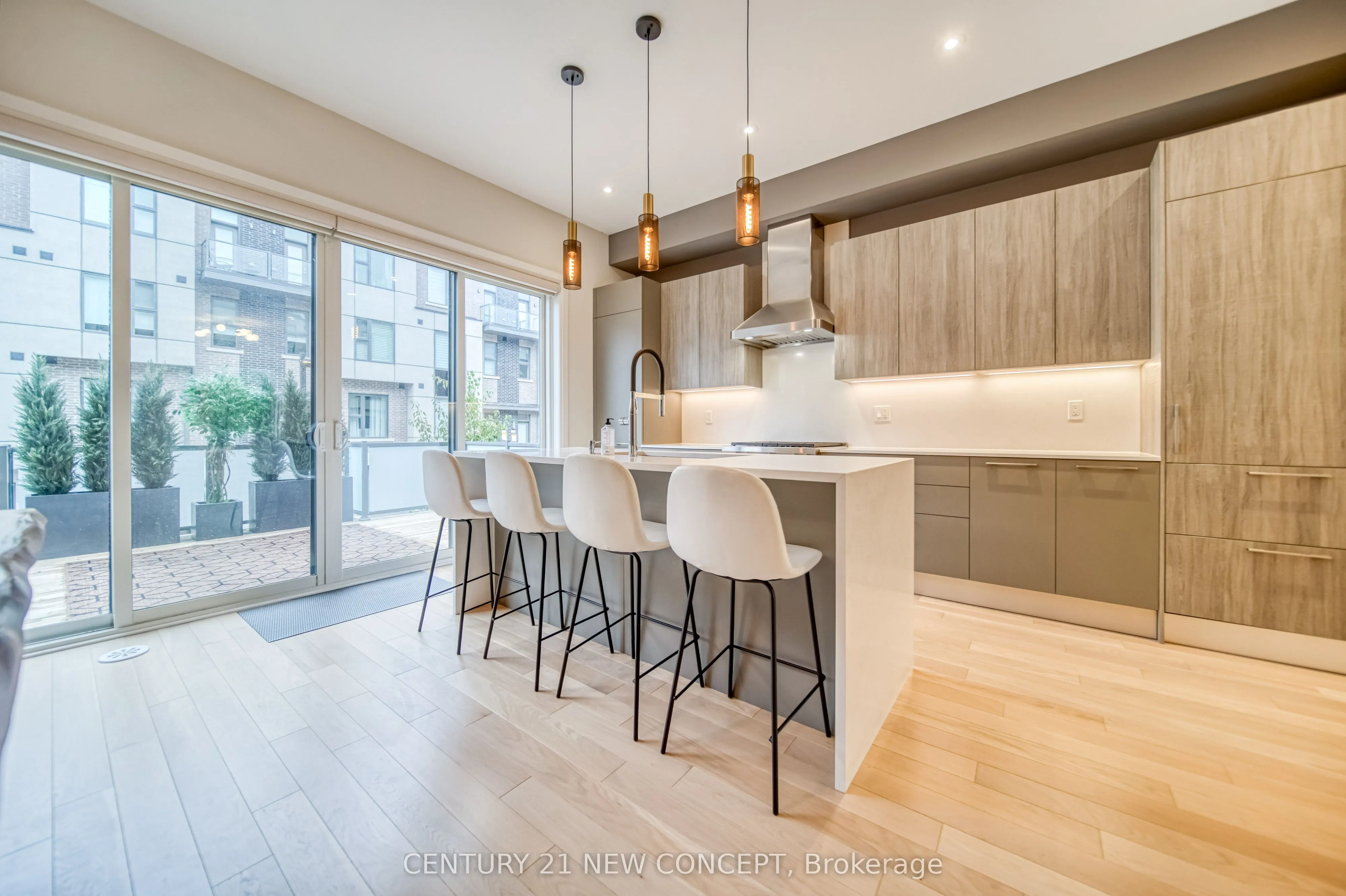895 Clark Avenue W