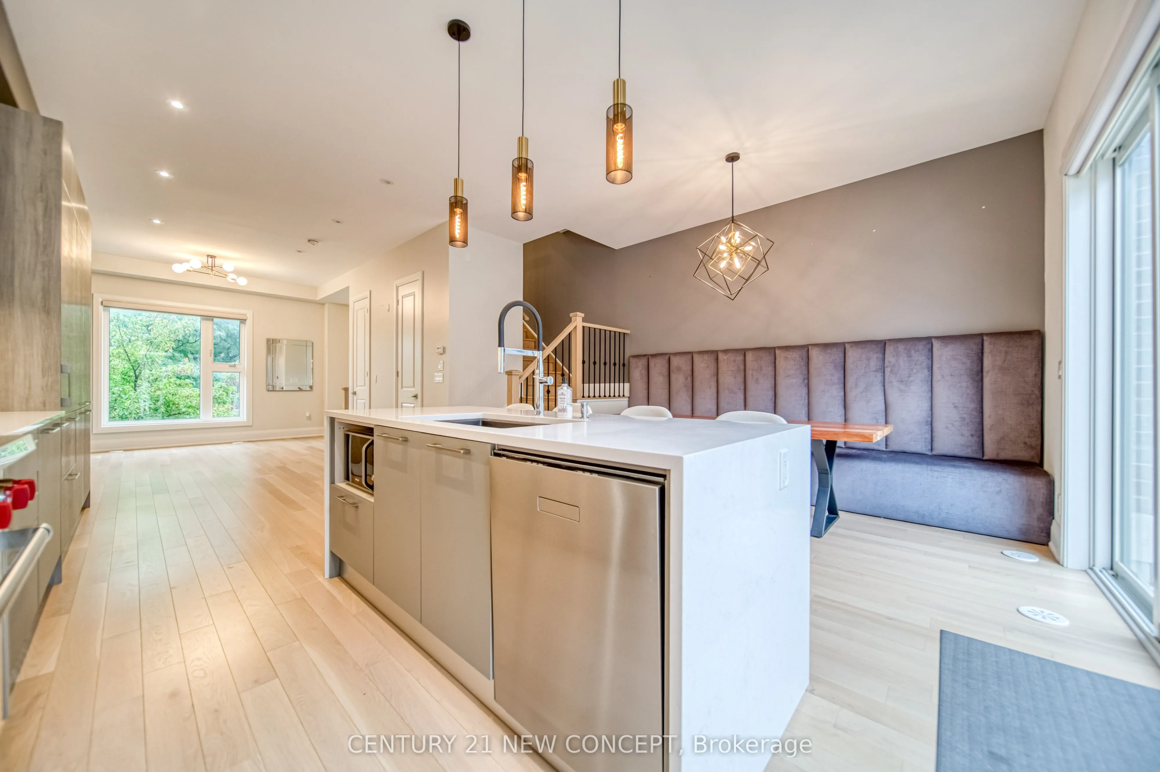 895 Clark Avenue W