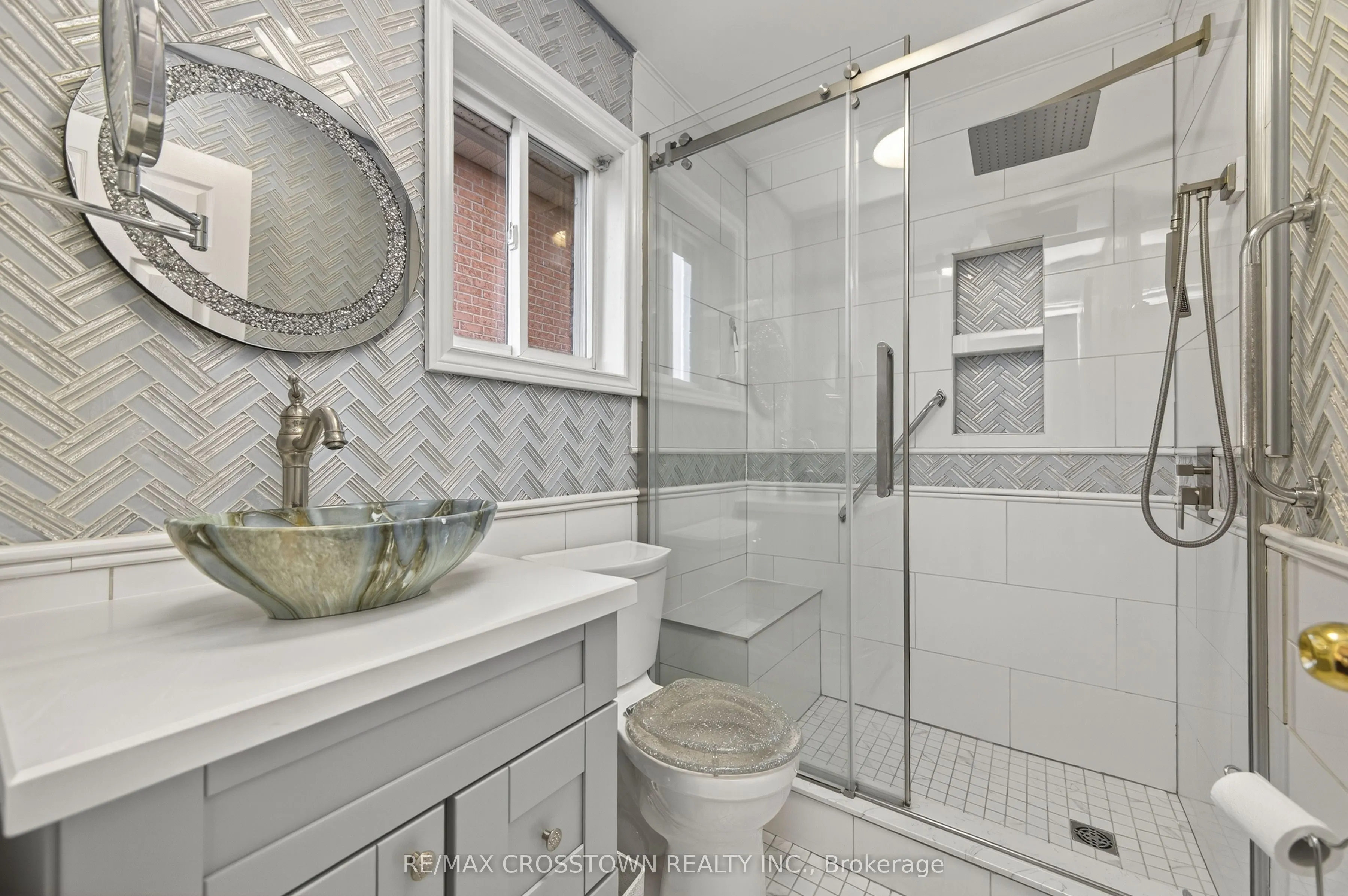 1258 Vincent Crescent