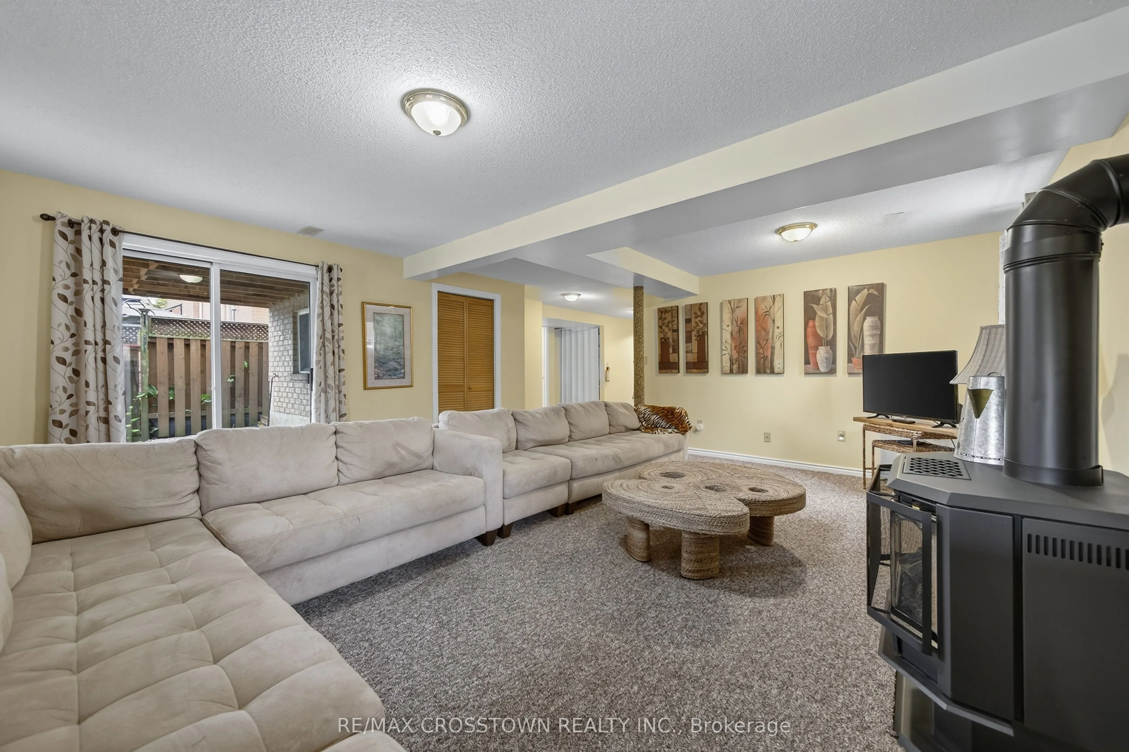 1258 Vincent Crescent