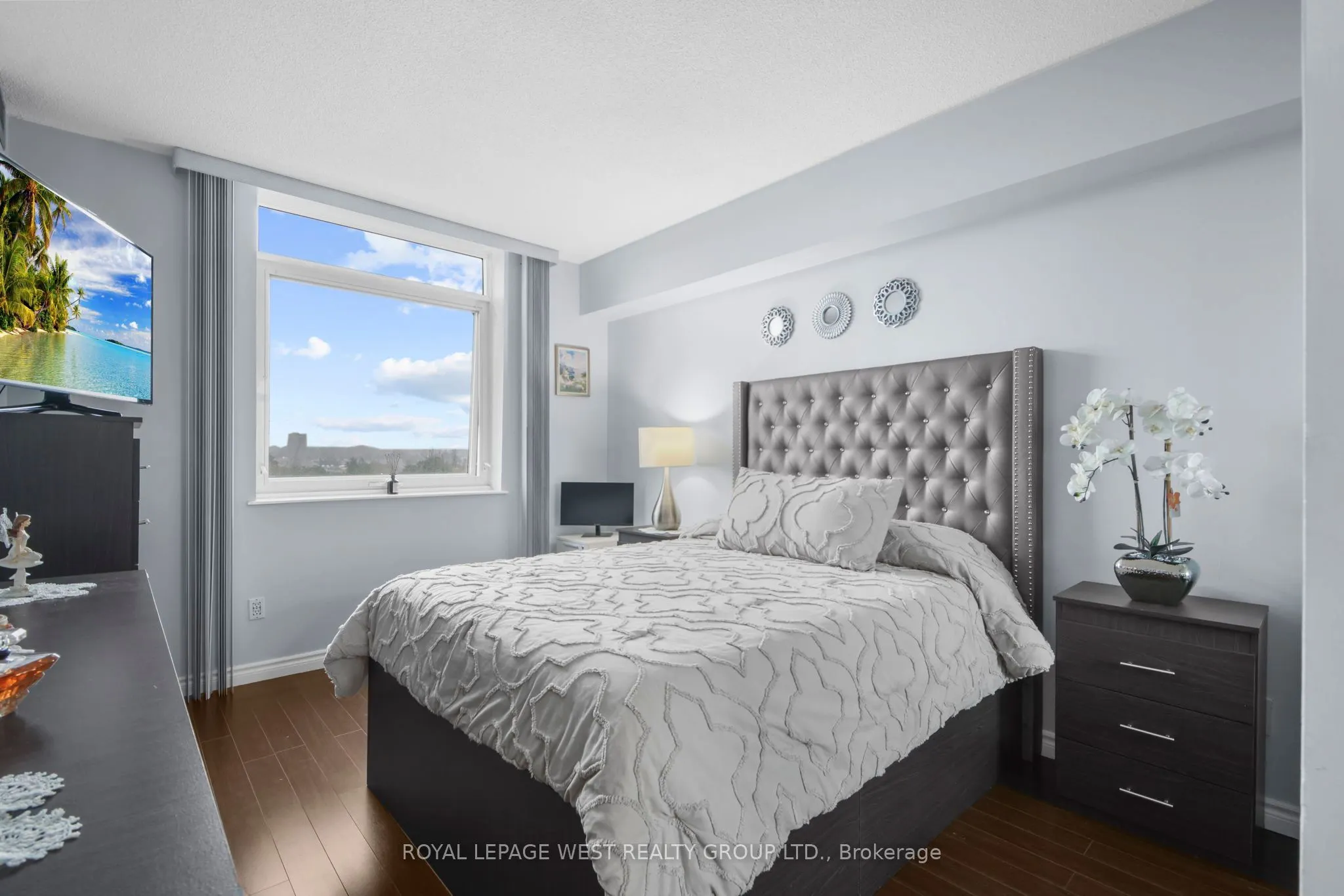 326 Major Mackenzie Drive E, #805