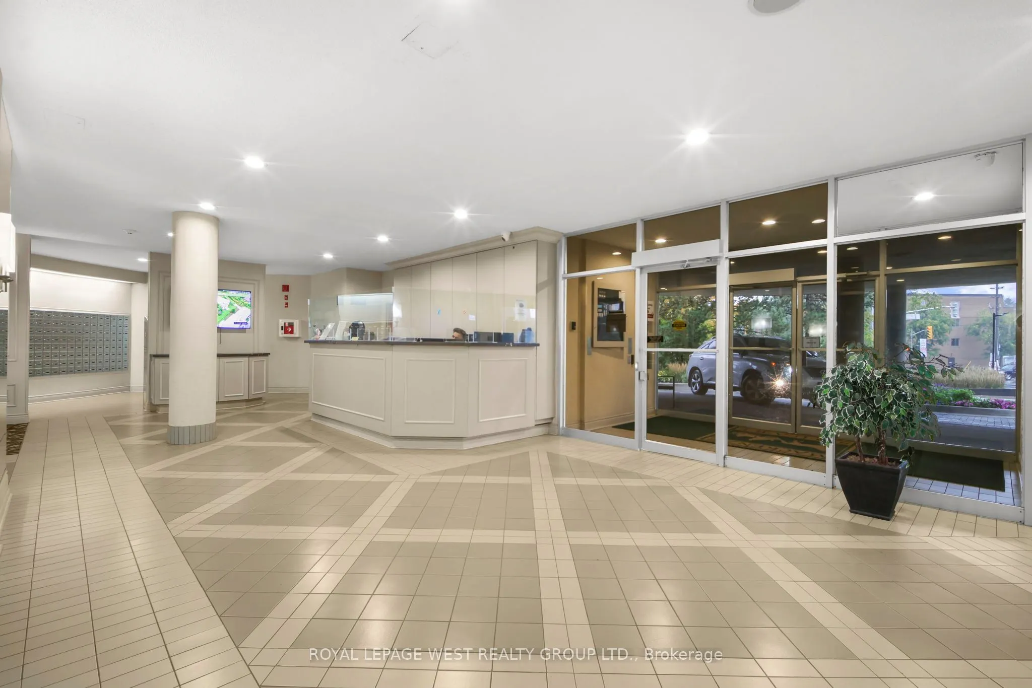 326 Major Mackenzie Drive E, #805