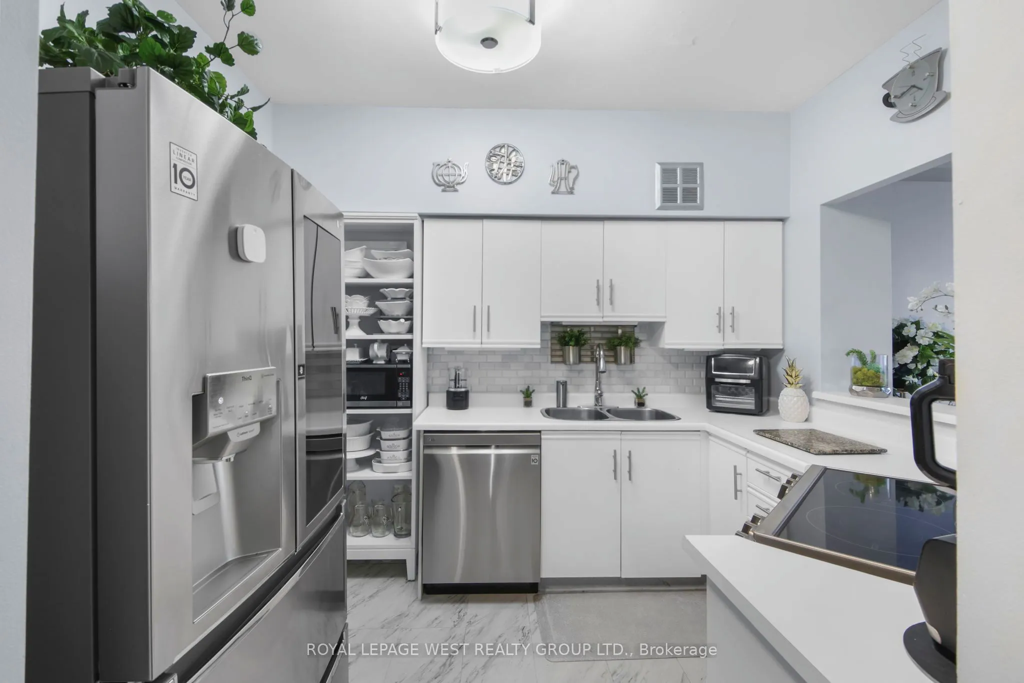 326 Major Mackenzie Drive E, #805