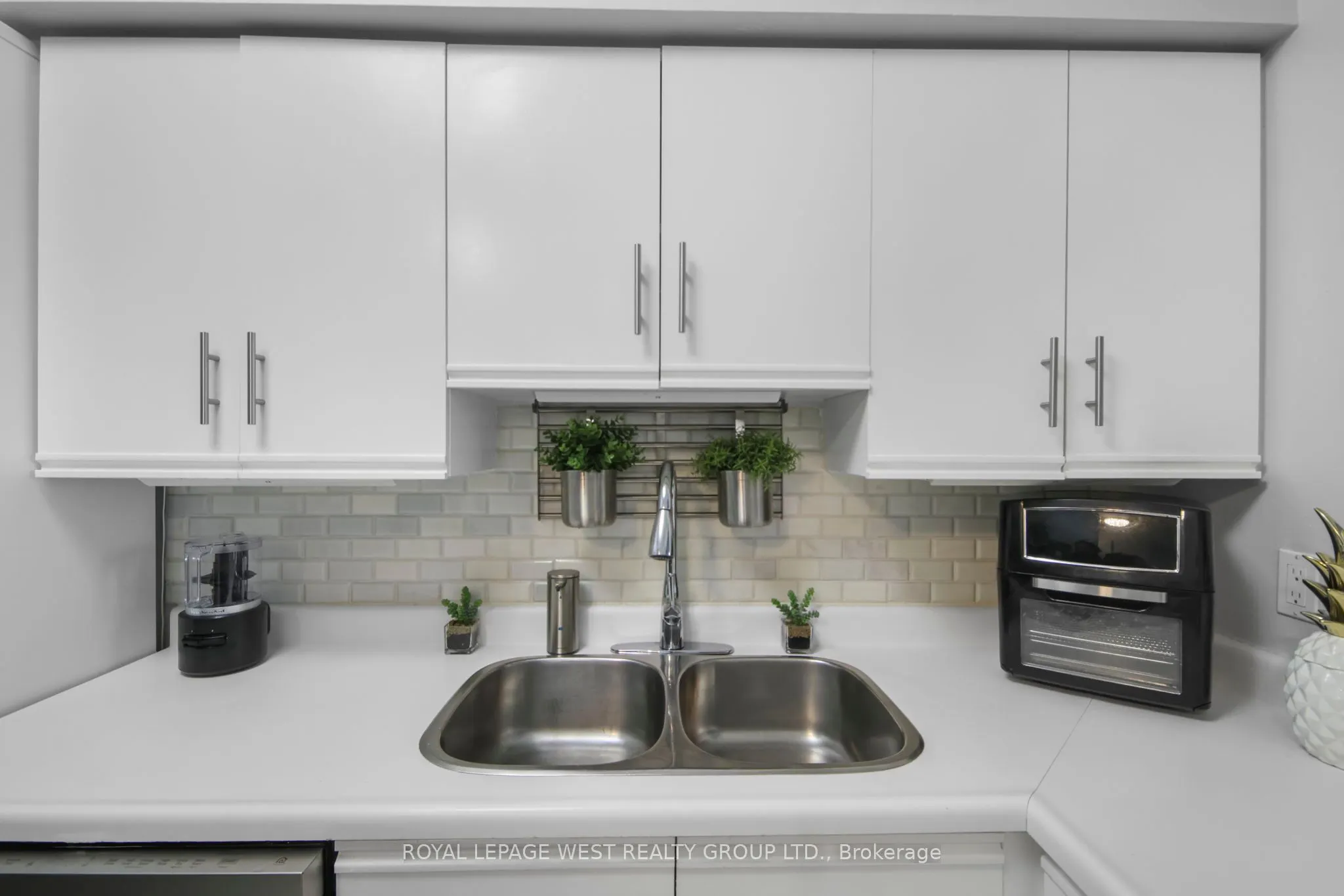 326 Major Mackenzie Drive E, #805