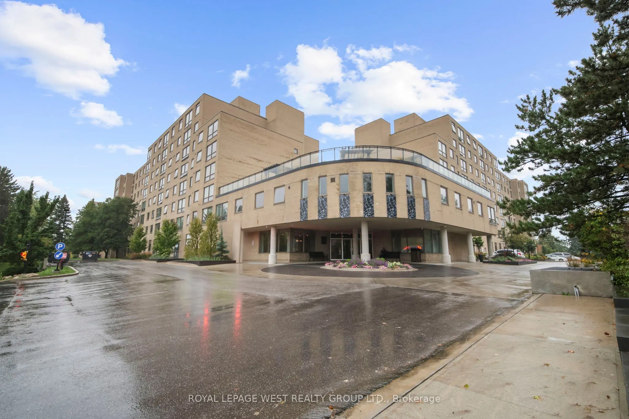 326 Major Mackenzie Drive E, #805