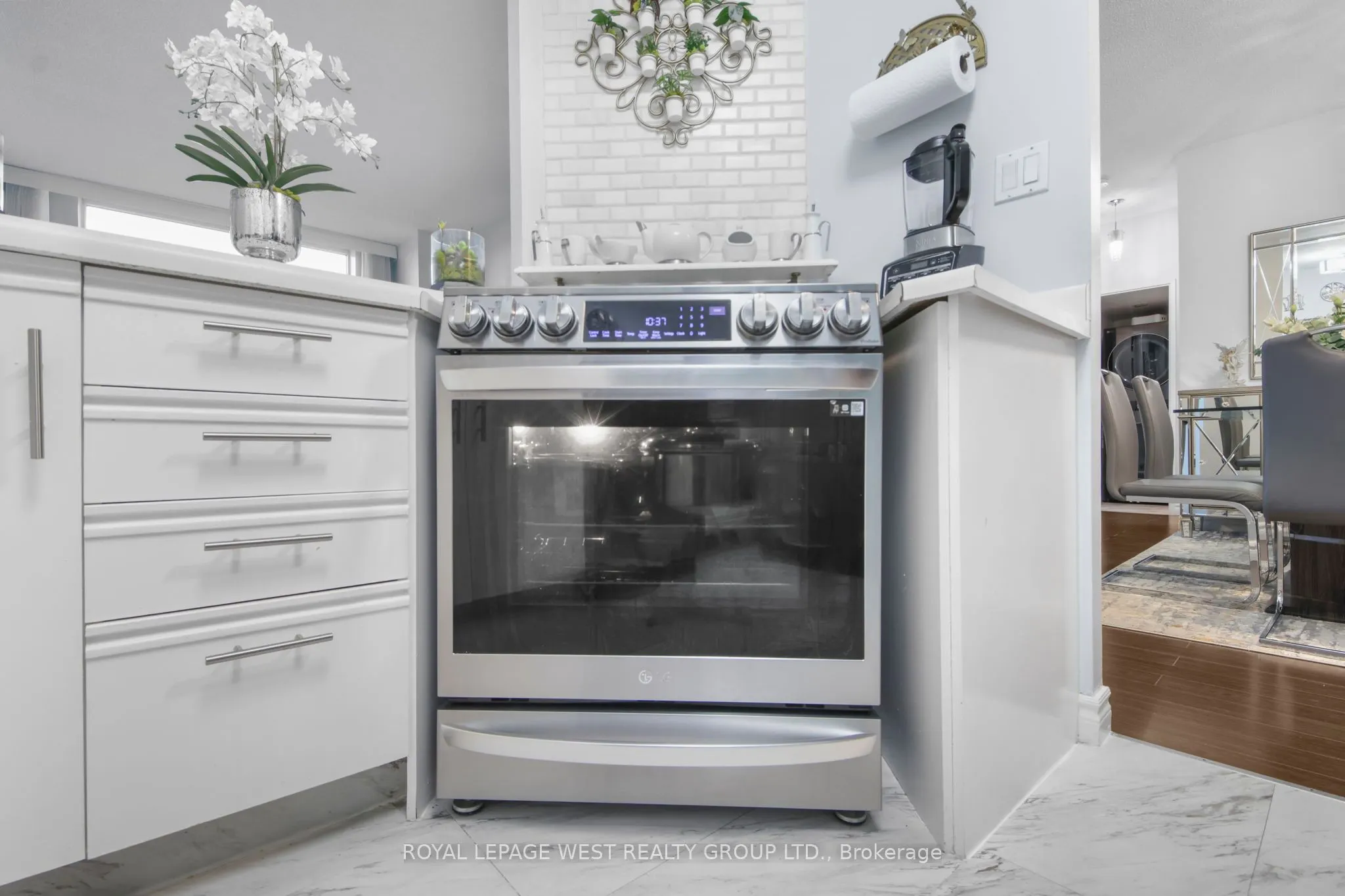 326 Major Mackenzie Drive E, #805