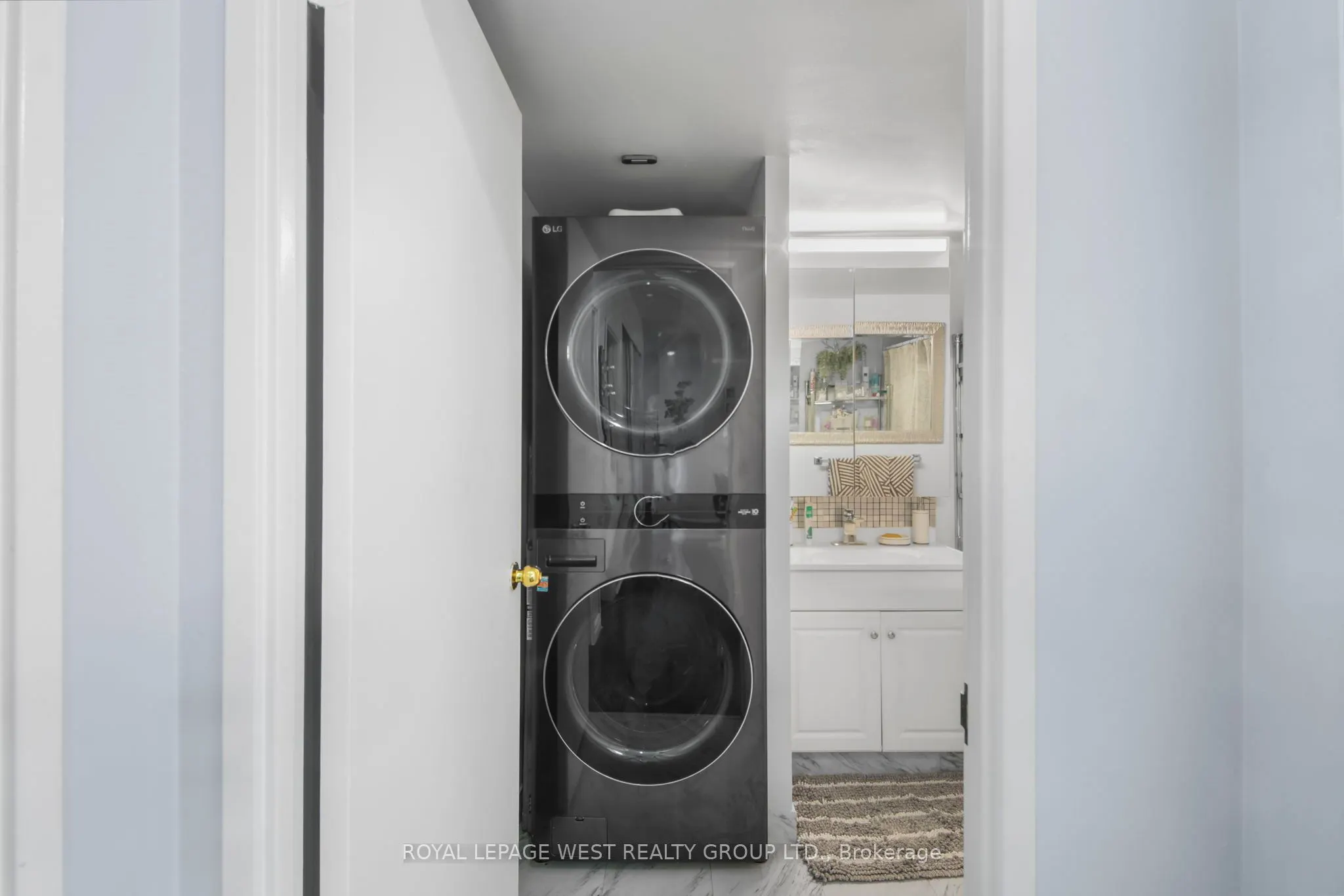 326 Major Mackenzie Drive E, #805