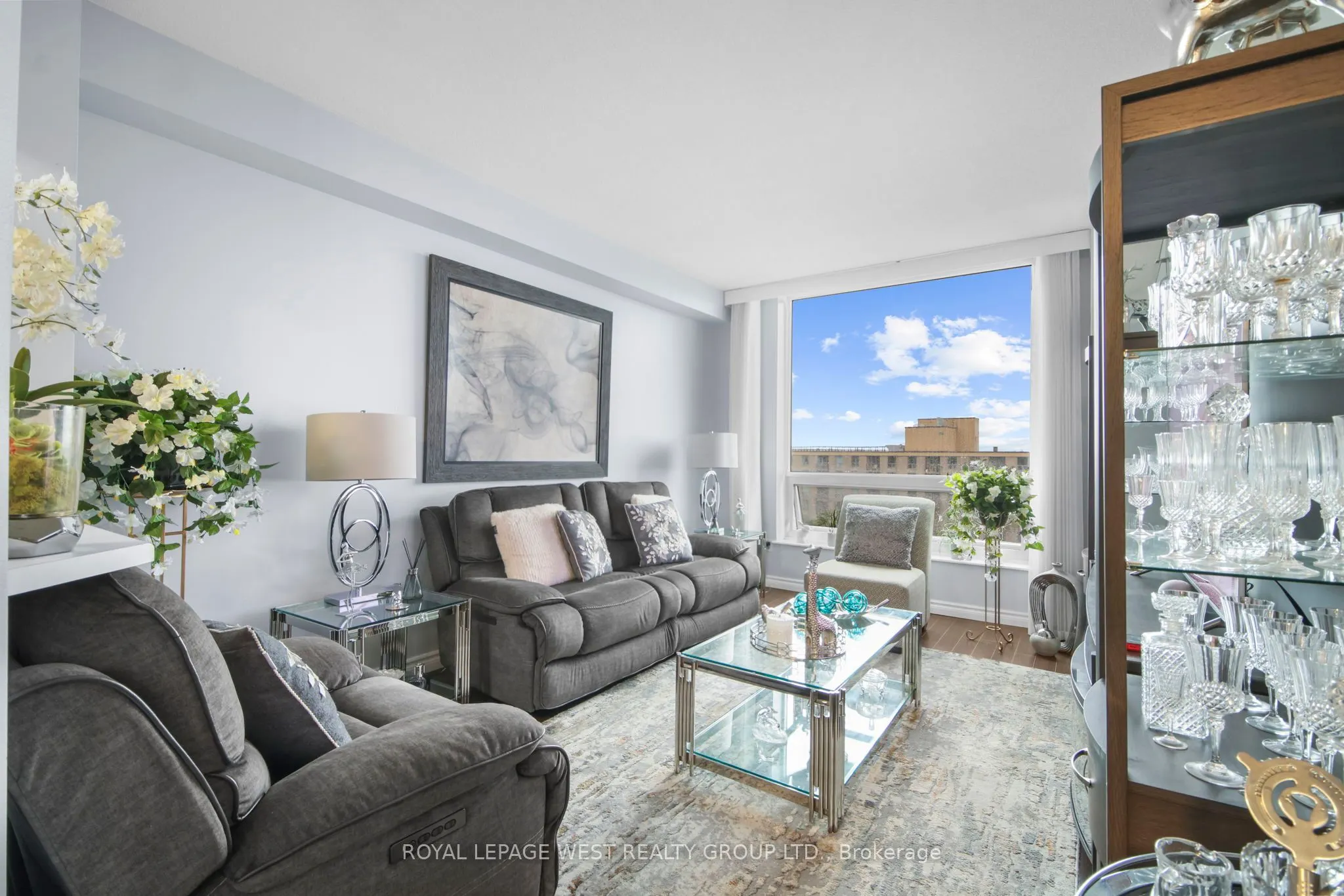 326 Major Mackenzie Drive E, #805