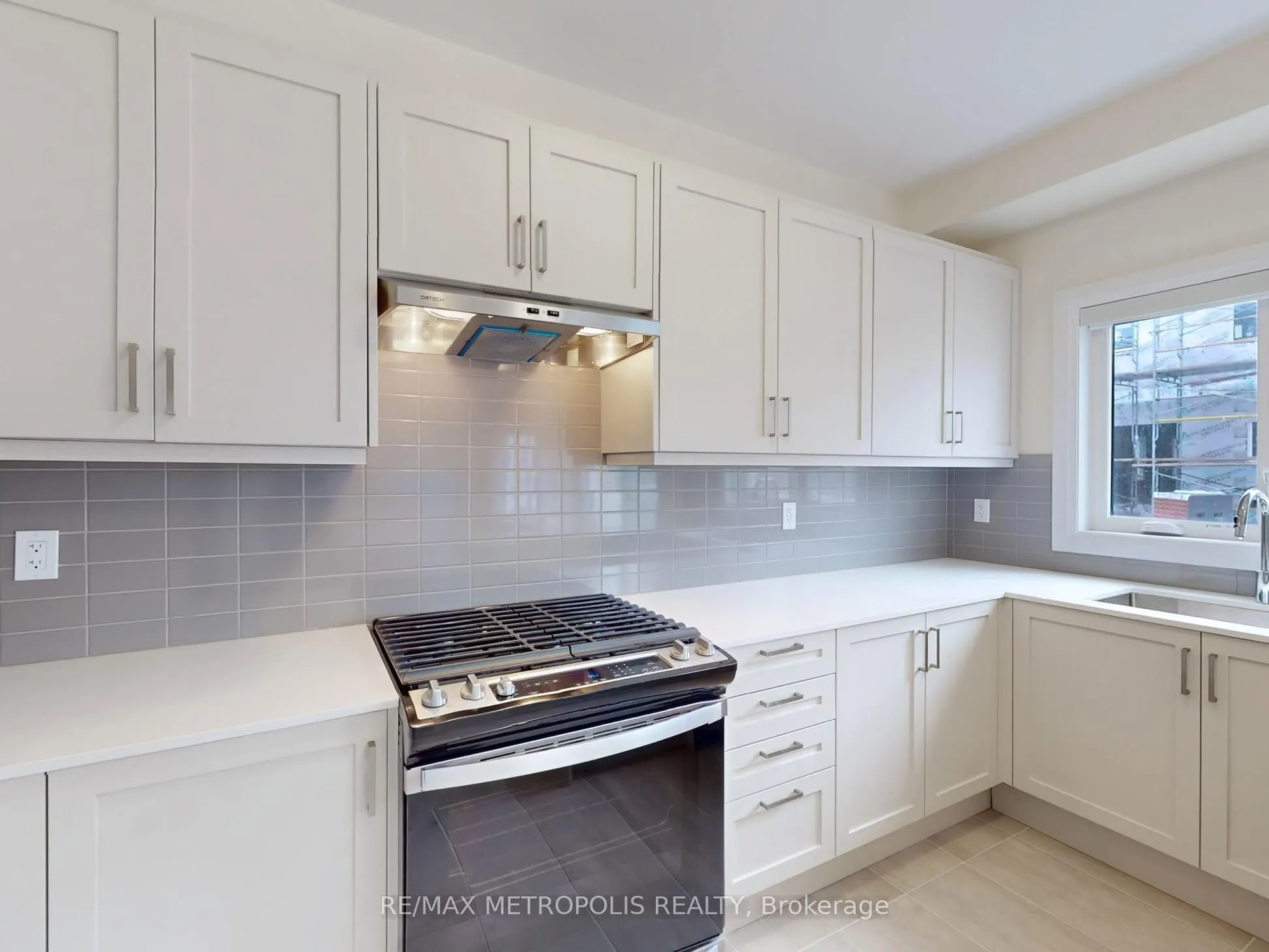 21 La Reine Avenue, #MAIN
