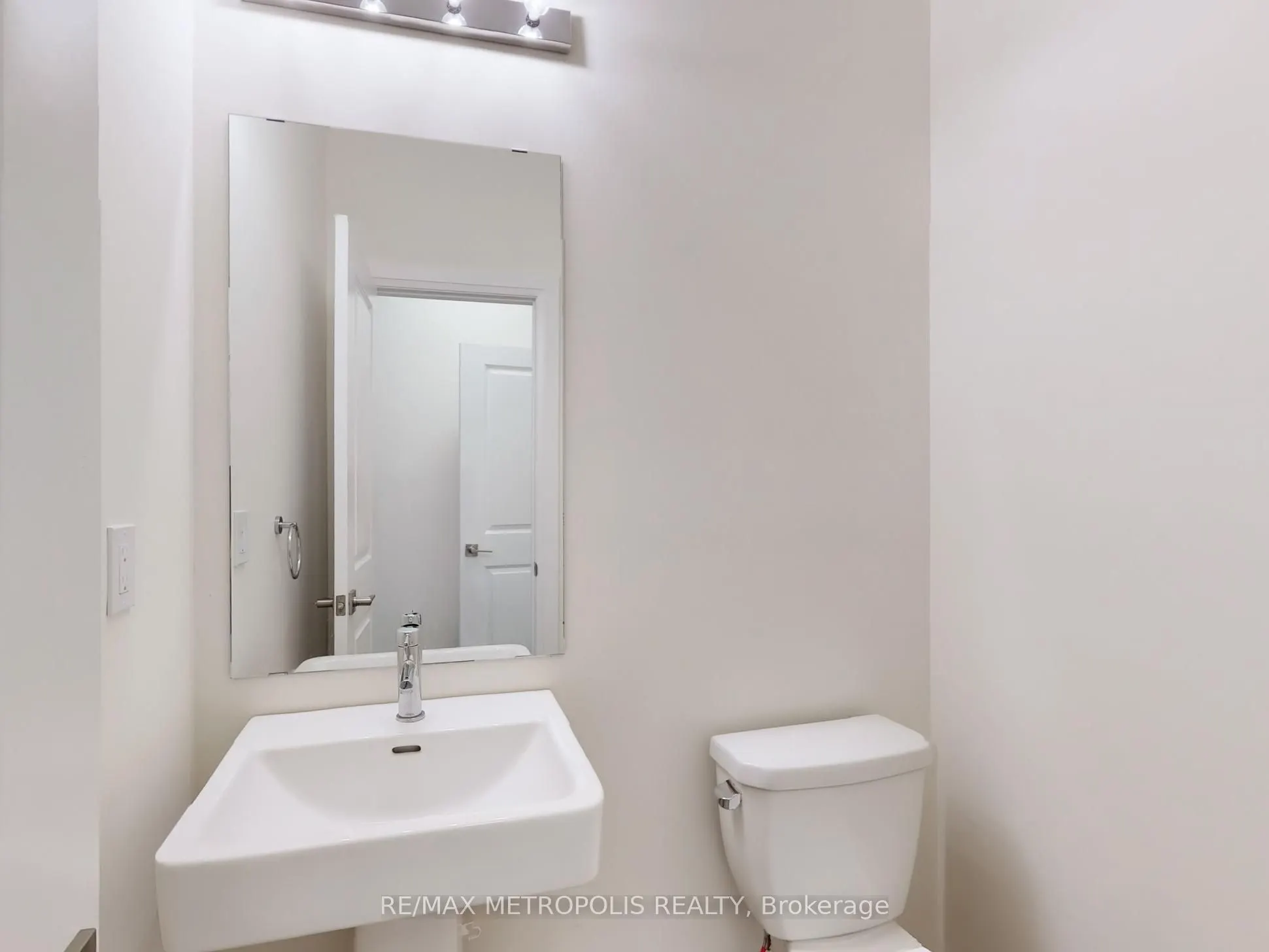 21 La Reine Avenue, #MAIN