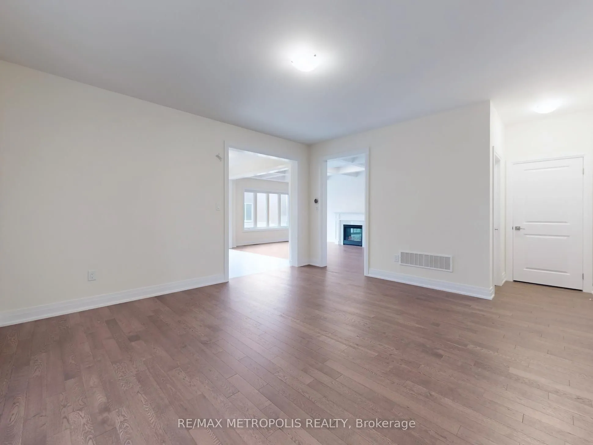 21 La Reine Avenue