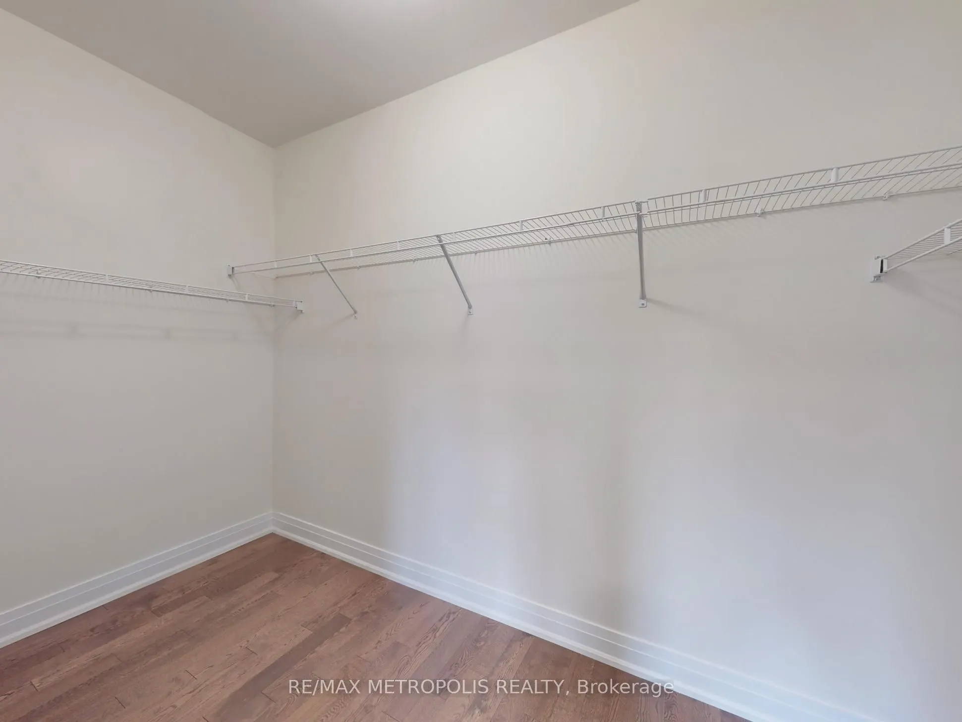 21 La Reine Avenue