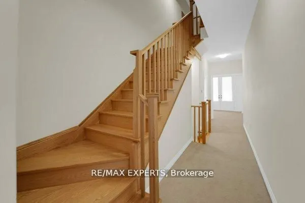 87 De La Roche Drive N