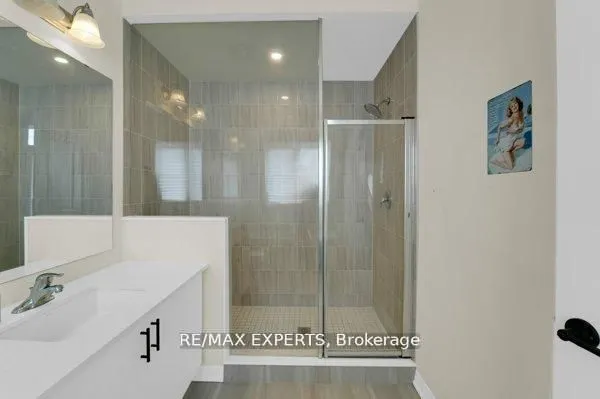 87 De La Roche Drive N
