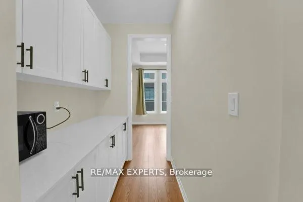 87 De La Roche Drive N
