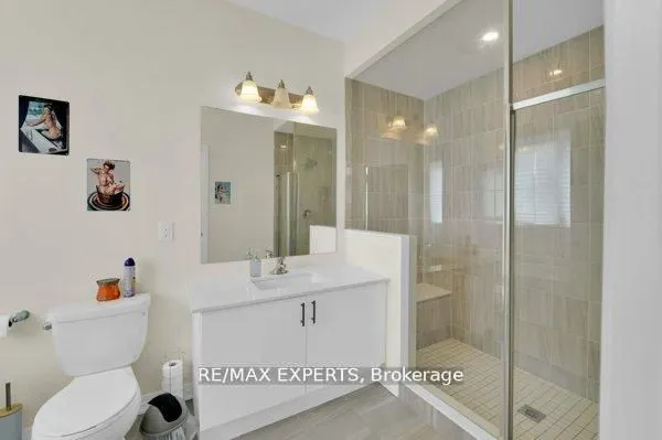87 De La Roche Drive N